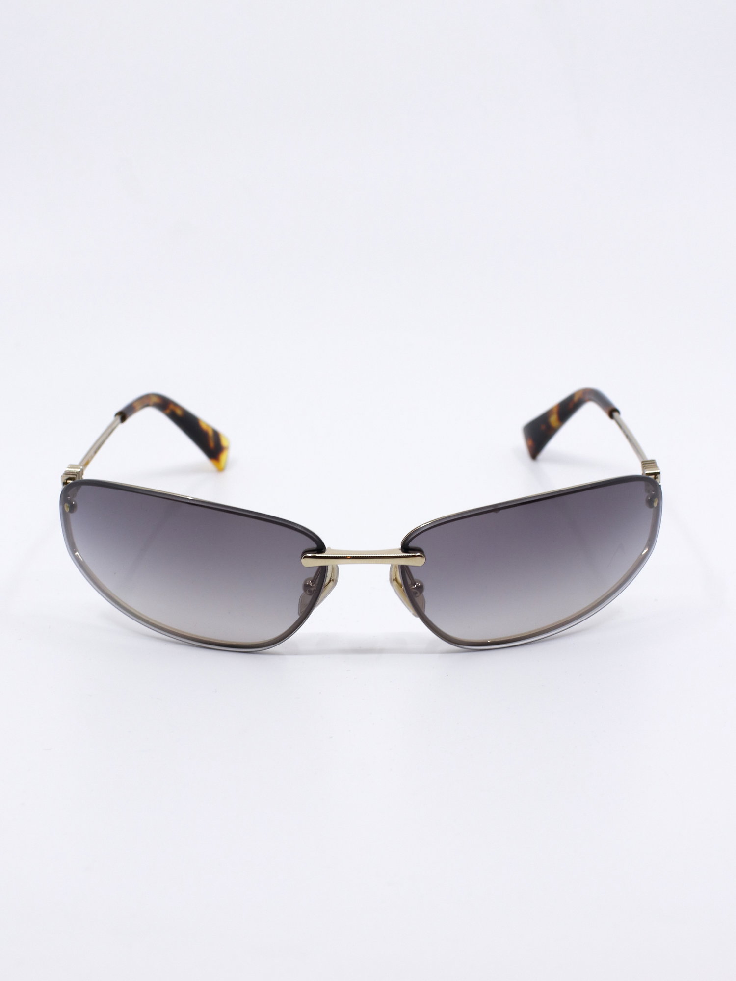 Solbrille med futurisk design. Solbrilleglass med gradert farge og metallstenger i gull