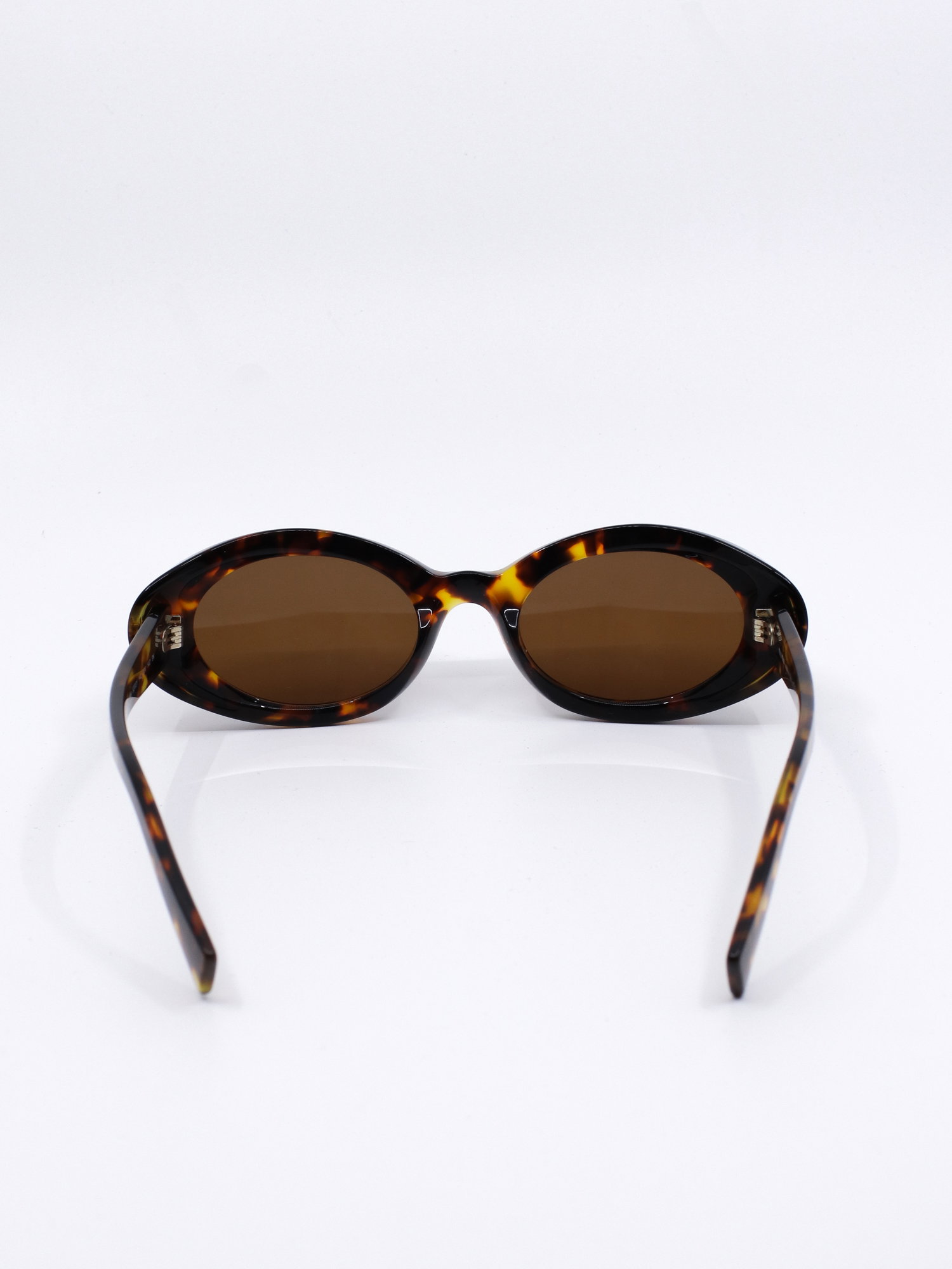 Oval solbrille med brunt mønster og brune solbrilleglass