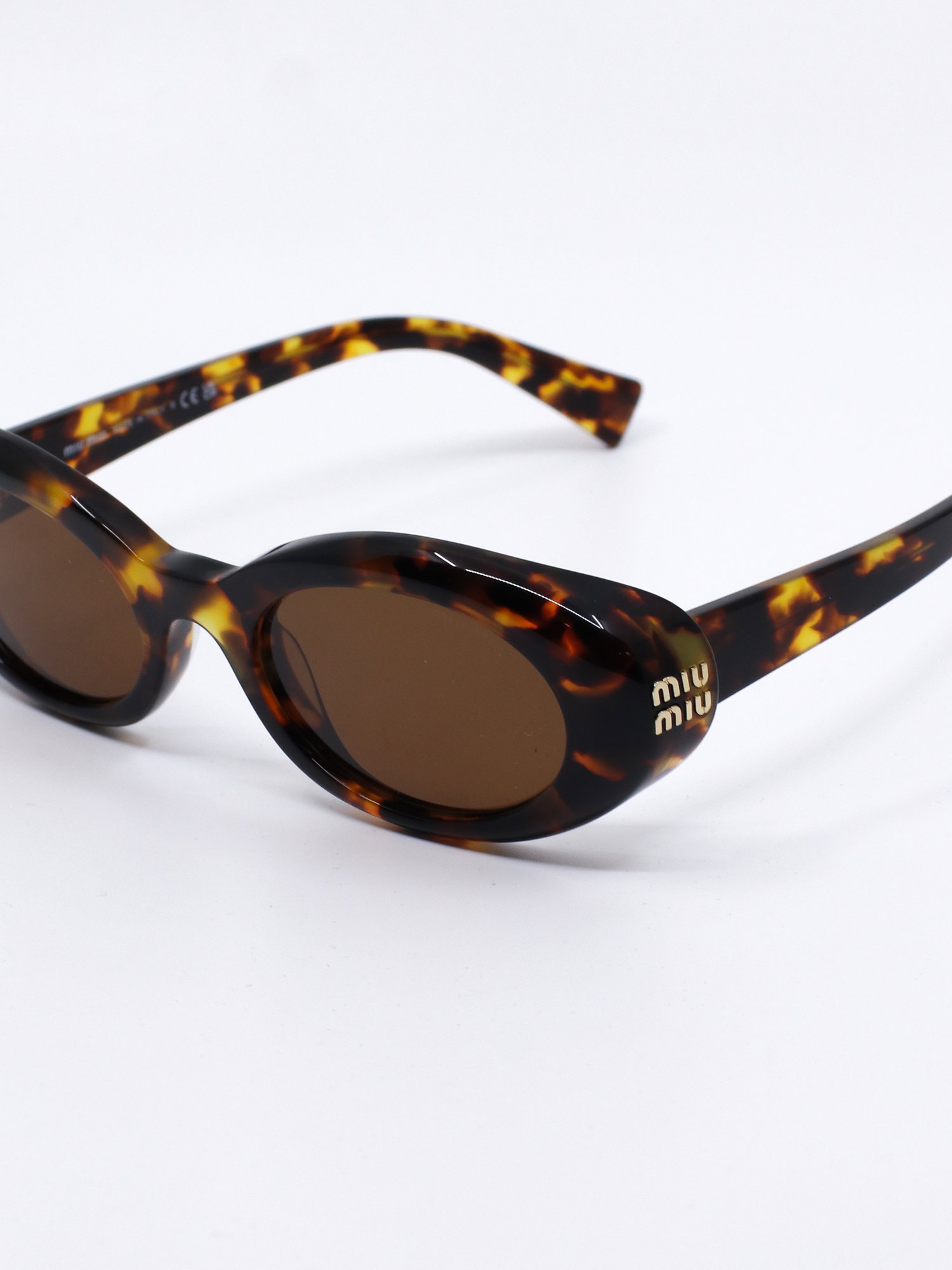 Oval solbrille med brunt mønster og brune solbrilleglass