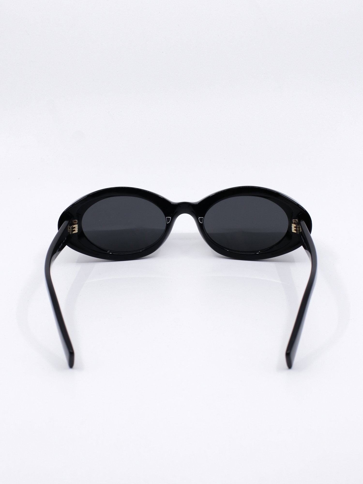 Svart oval solbrille med litt oppsving i kantene