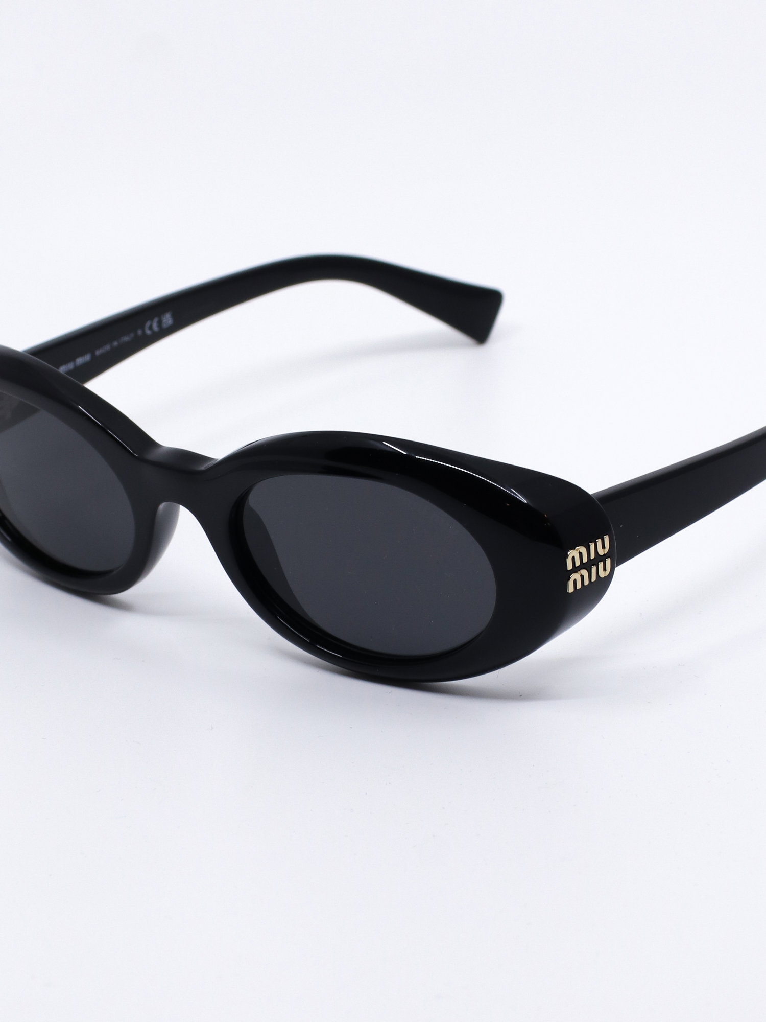 Svart oval solbrille med litt oppsving i kantene