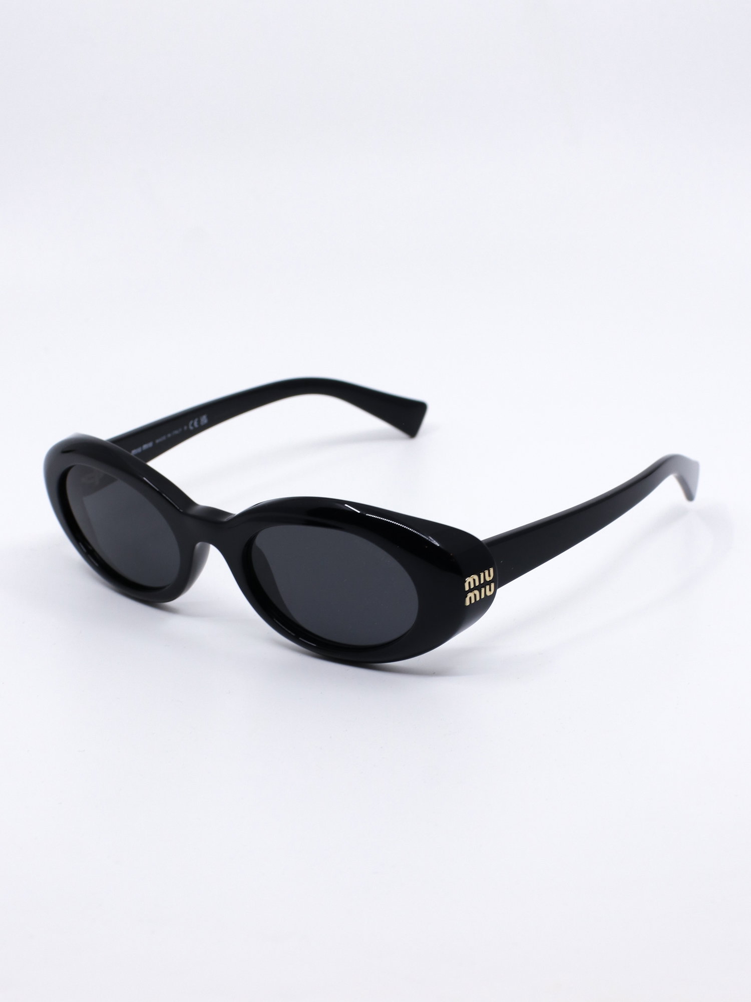 Svart oval solbrille med litt oppsving i kantene