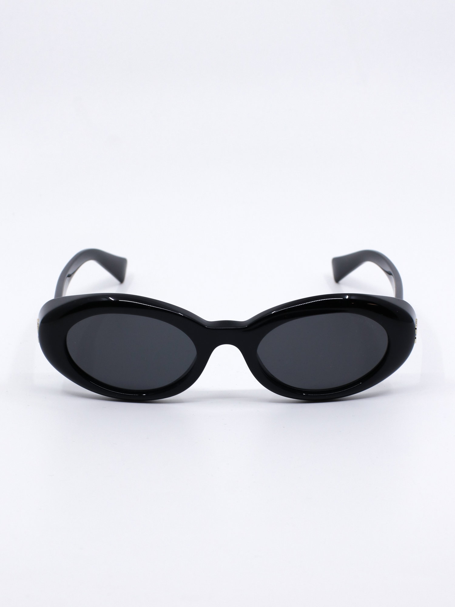 Svart oval solbrille med litt oppsving i kantene