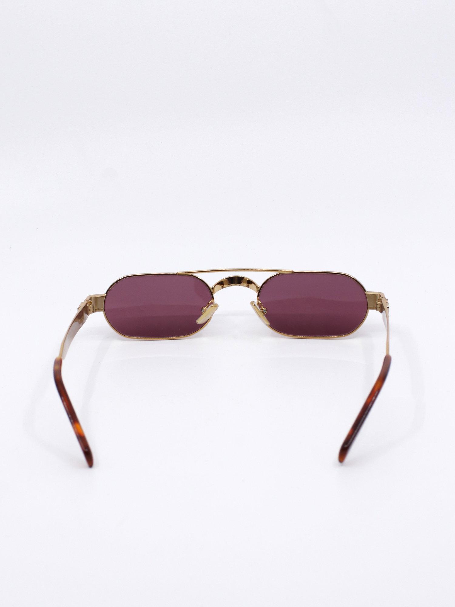Smal metallsolbrille i gull med rosa solbrilleglass