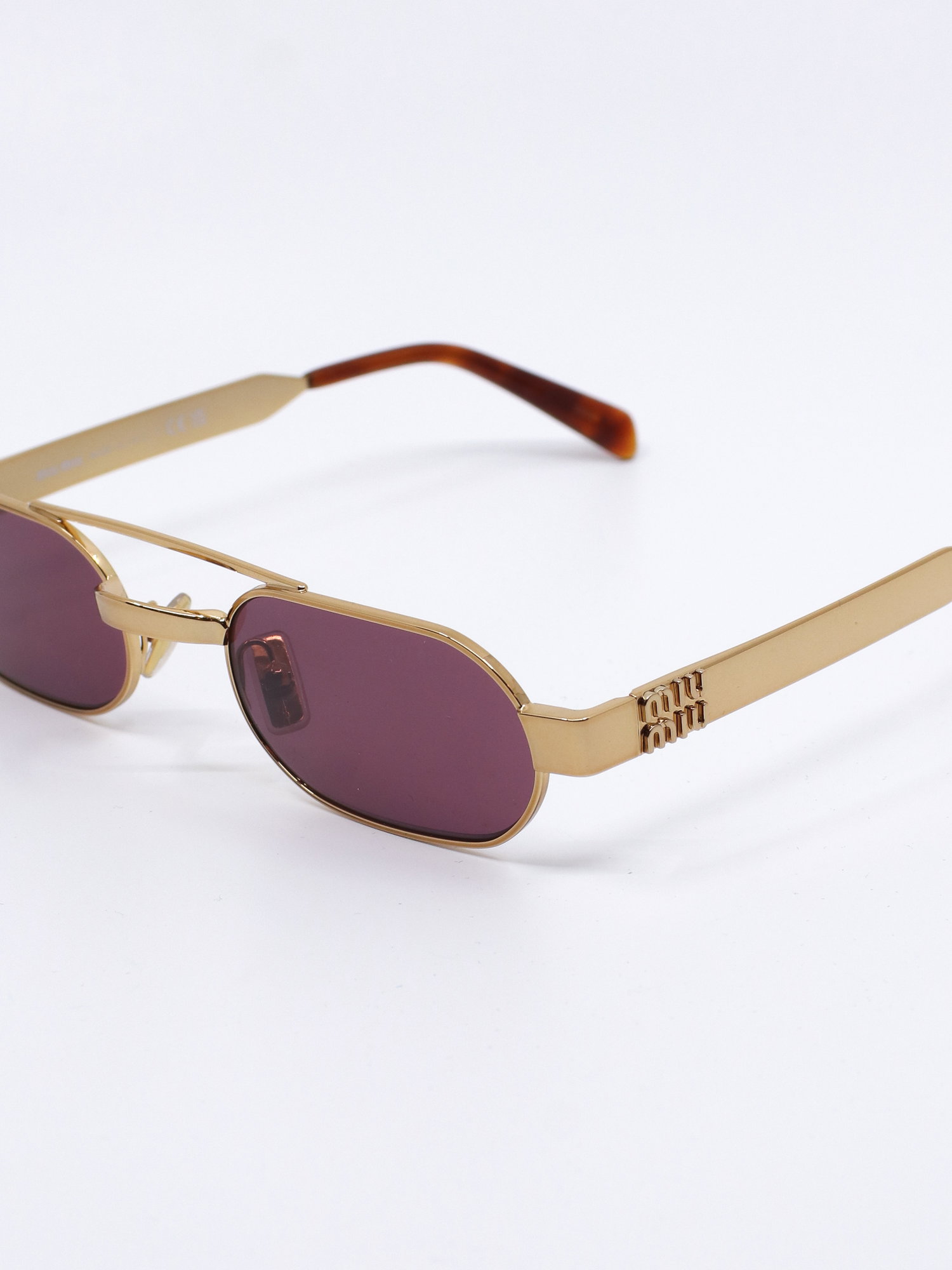 Smal metallsolbrille i gull med rosa solbrilleglass