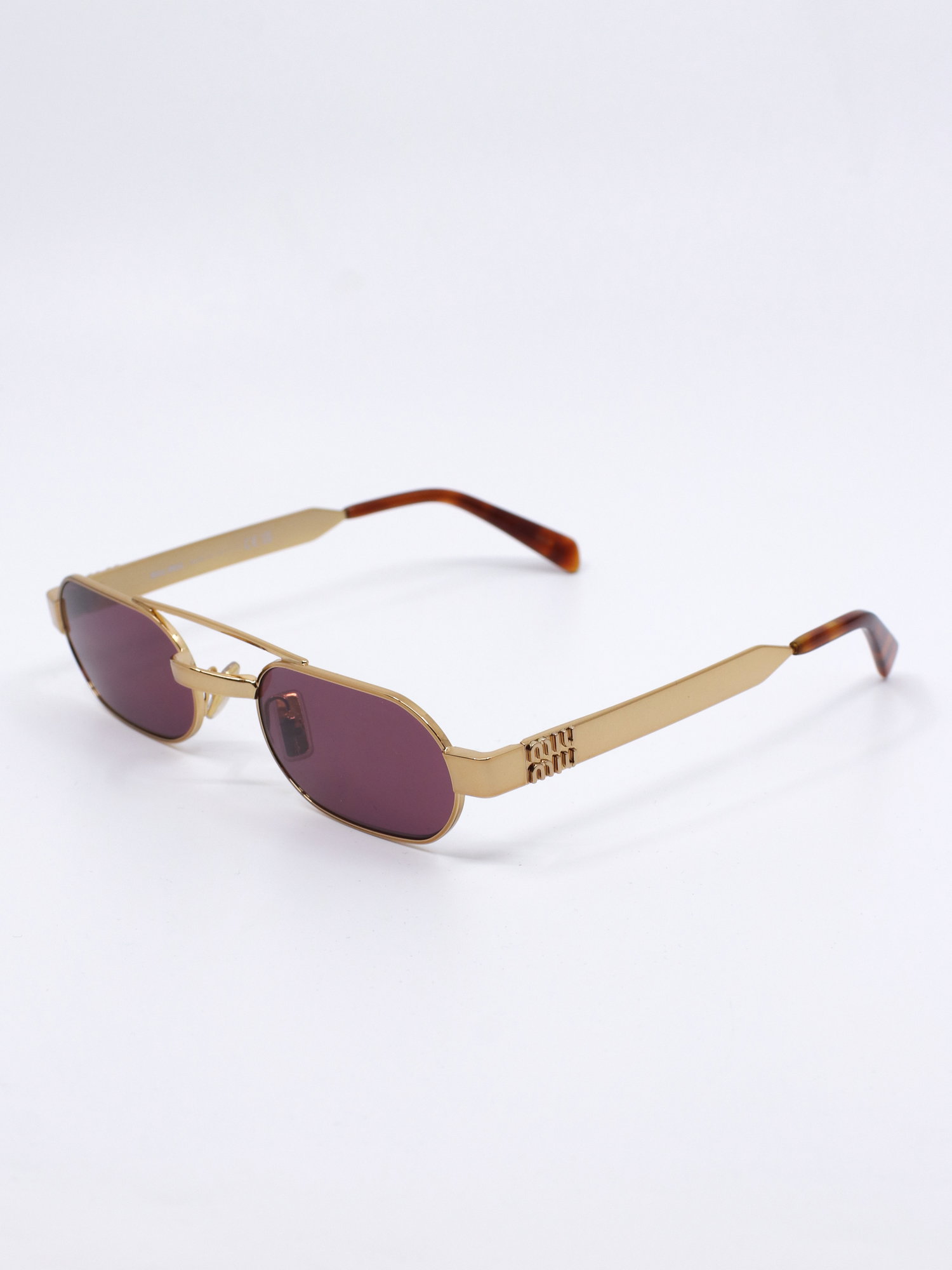 Smal metallsolbrille i gull med rosa solbrilleglass