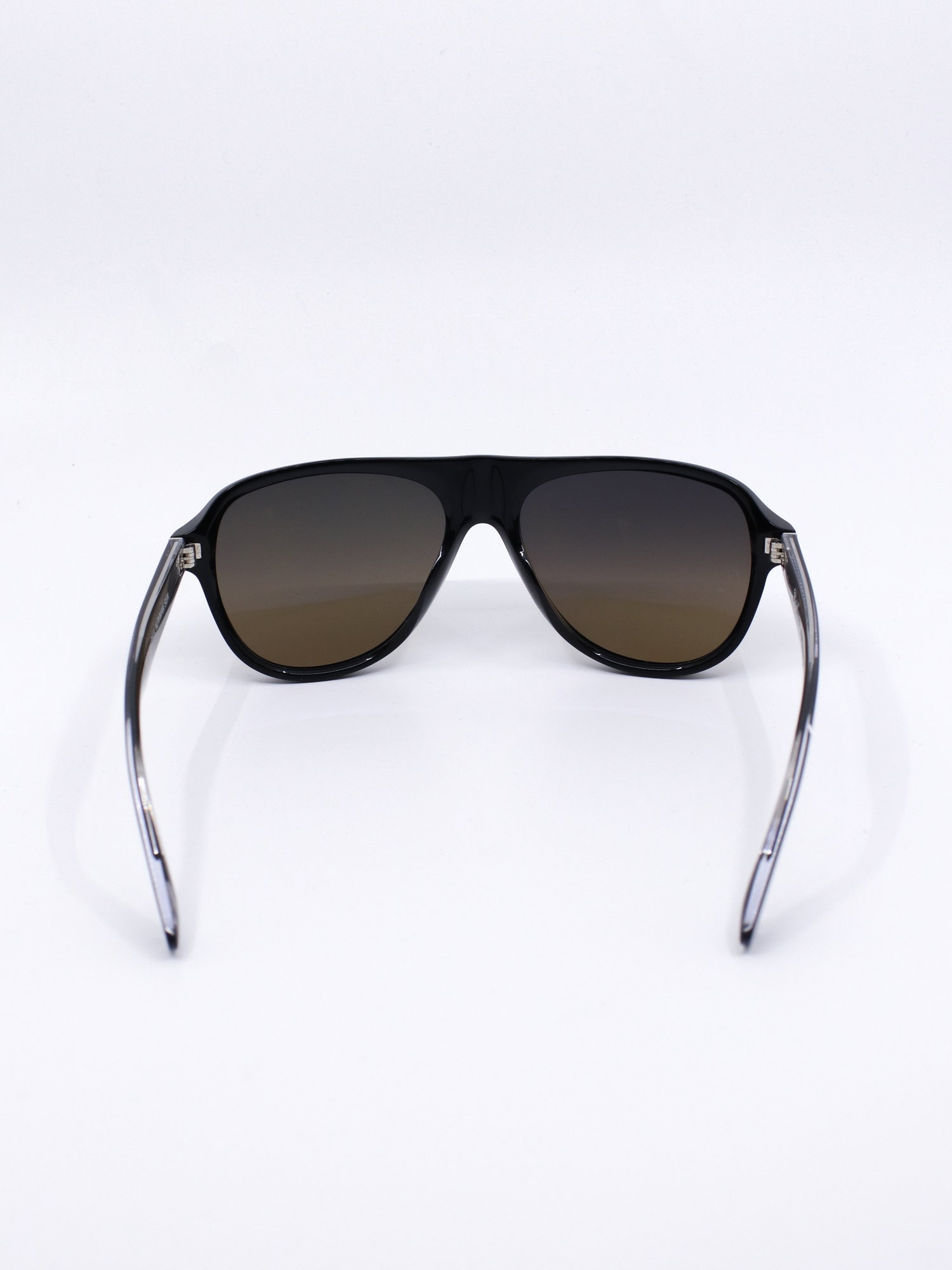 Pilotsolbrille med svart ramme og brune solbrilleglass