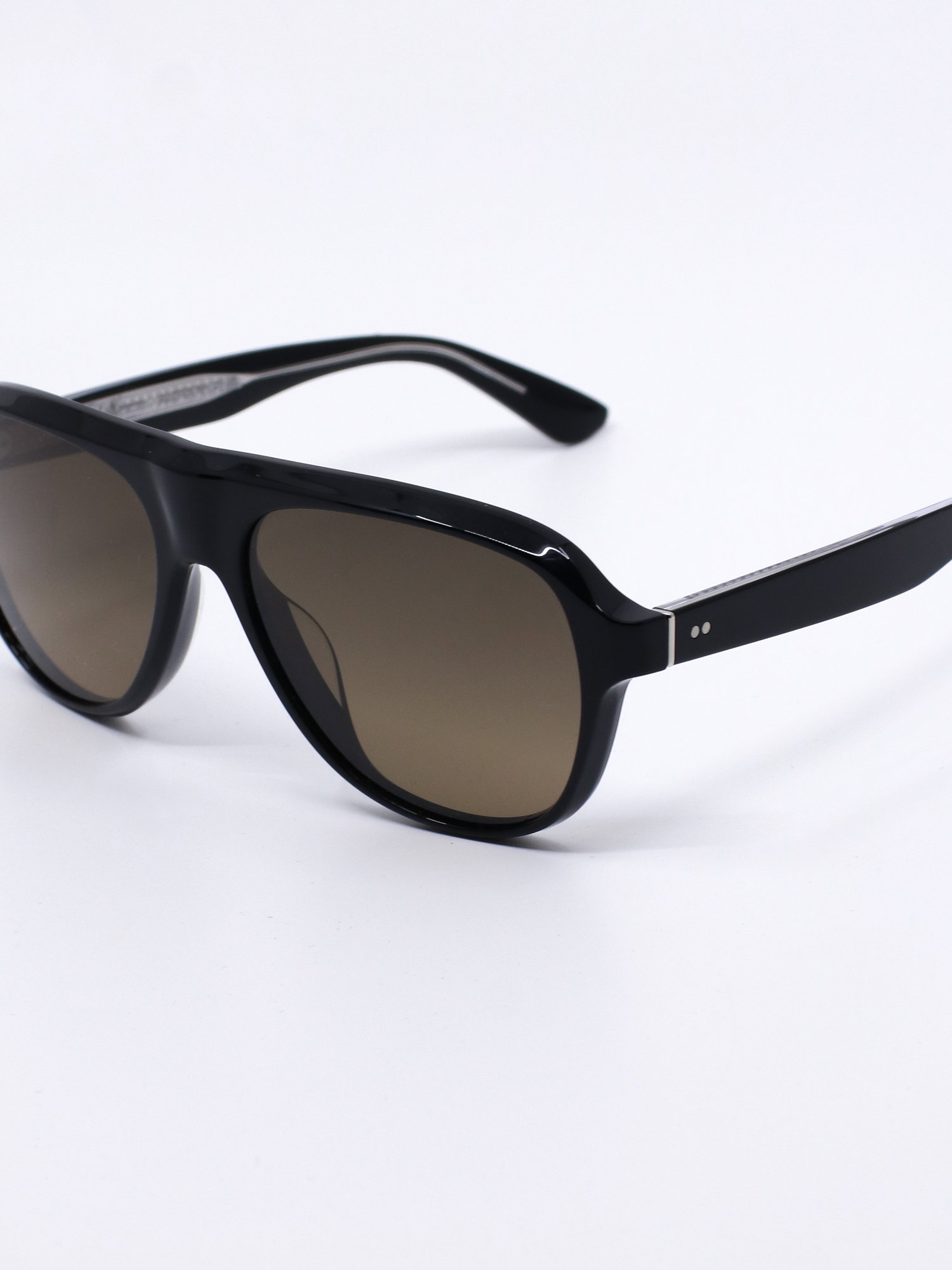 Pilotsolbrille med svart ramme og brune solbrilleglass