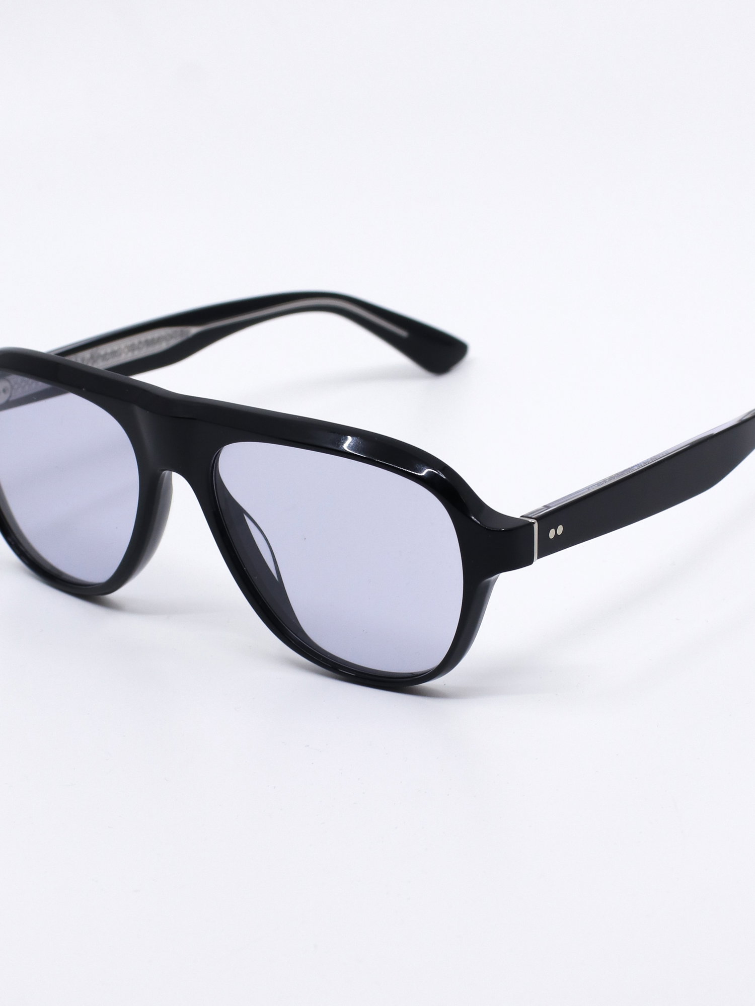 Svart pilotsolbrille med blå ramme
