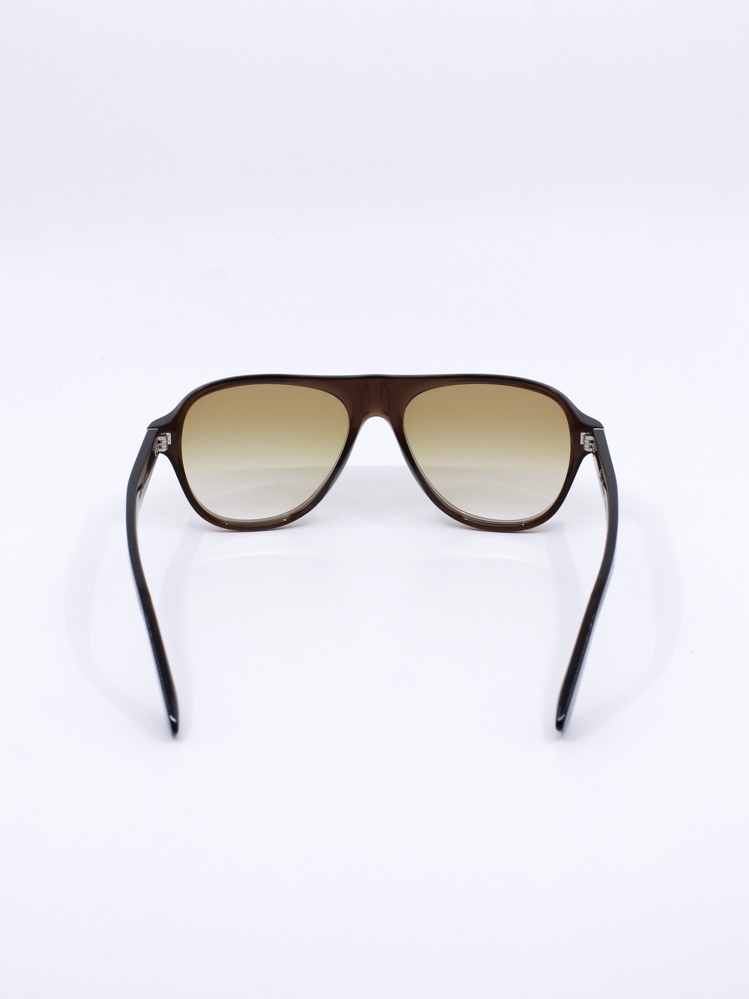 Pilotsolbrille med brun ramme og gule graderte solbrilleglass