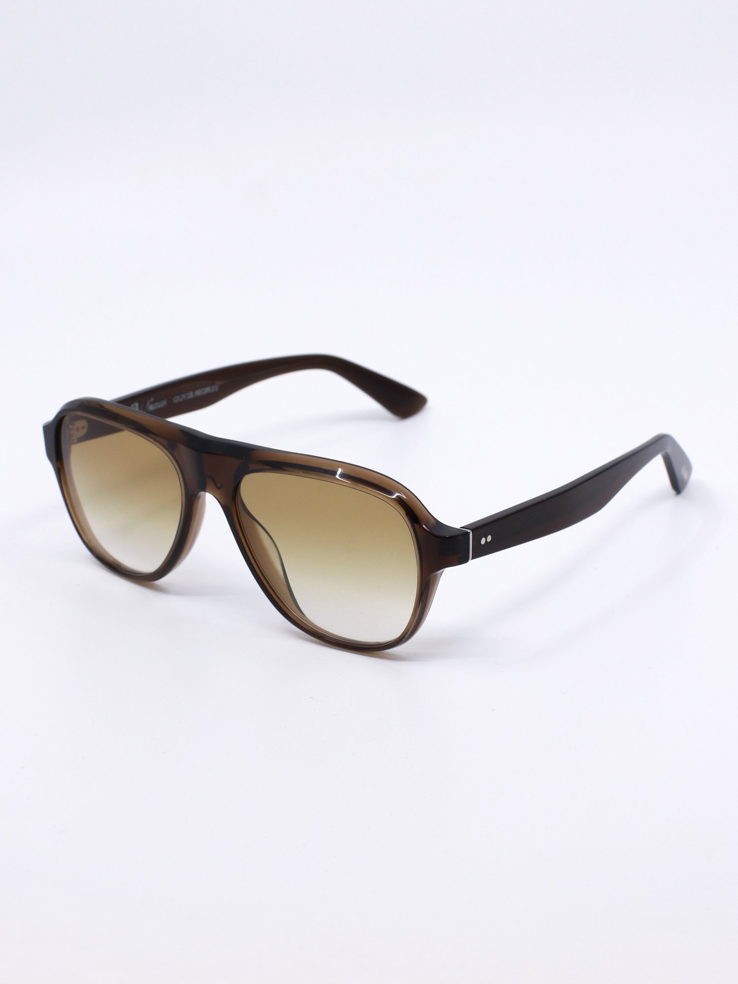 Pilotsolbrille med brun ramme og gule graderte solbrilleglass