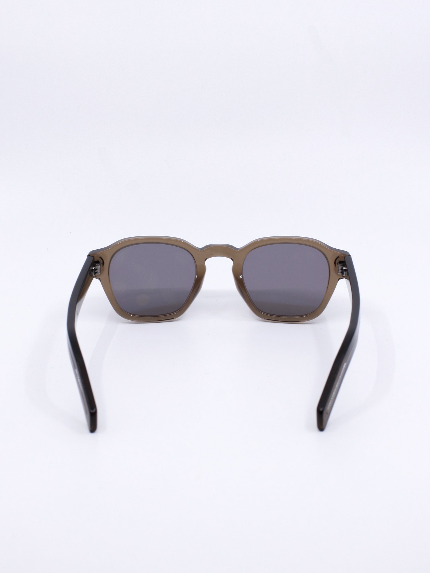 Solbrille med rund fasong, brun transparent ramme og grå solbrilleglass