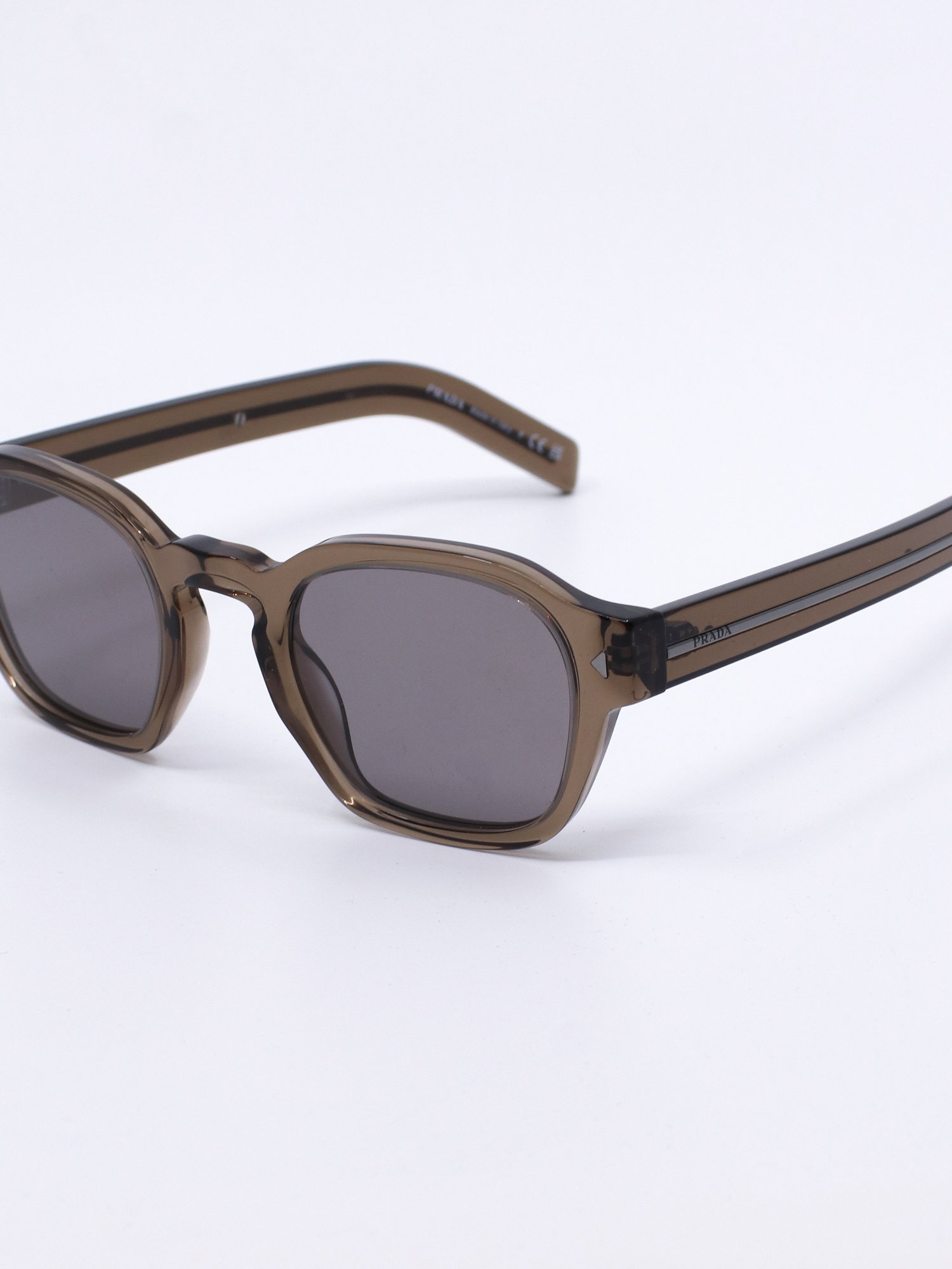 Solbrille med rund fasong, brun transparent ramme og grå solbrilleglass