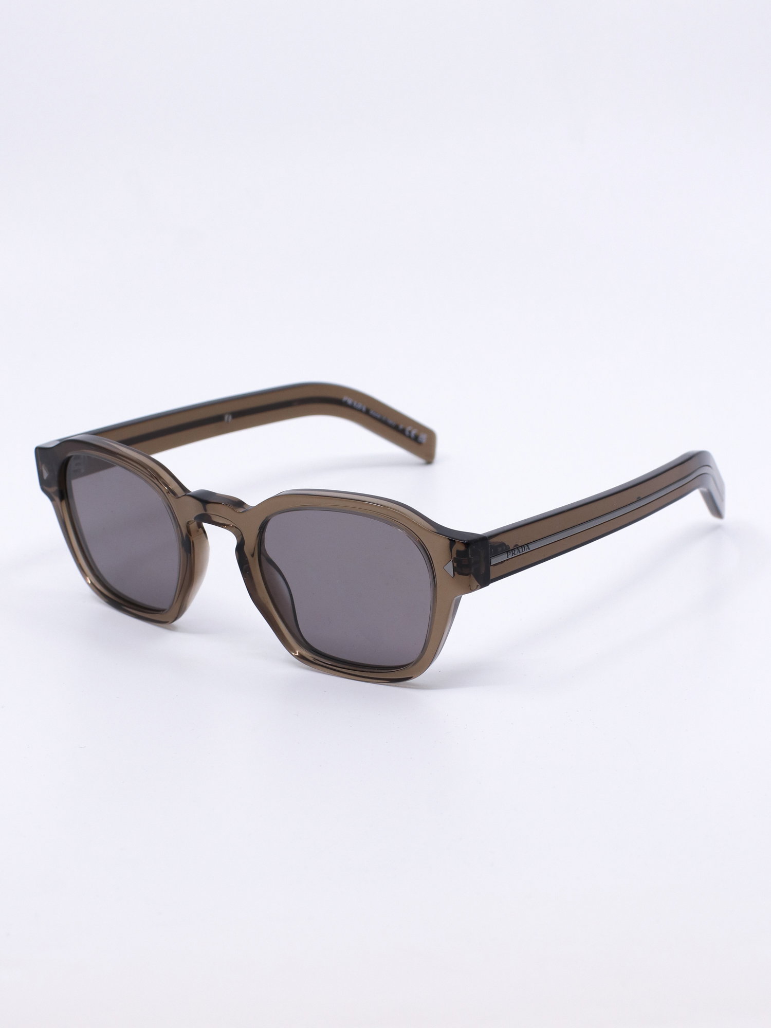 Solbrille med rund fasong, brun transparent ramme og grå solbrilleglass