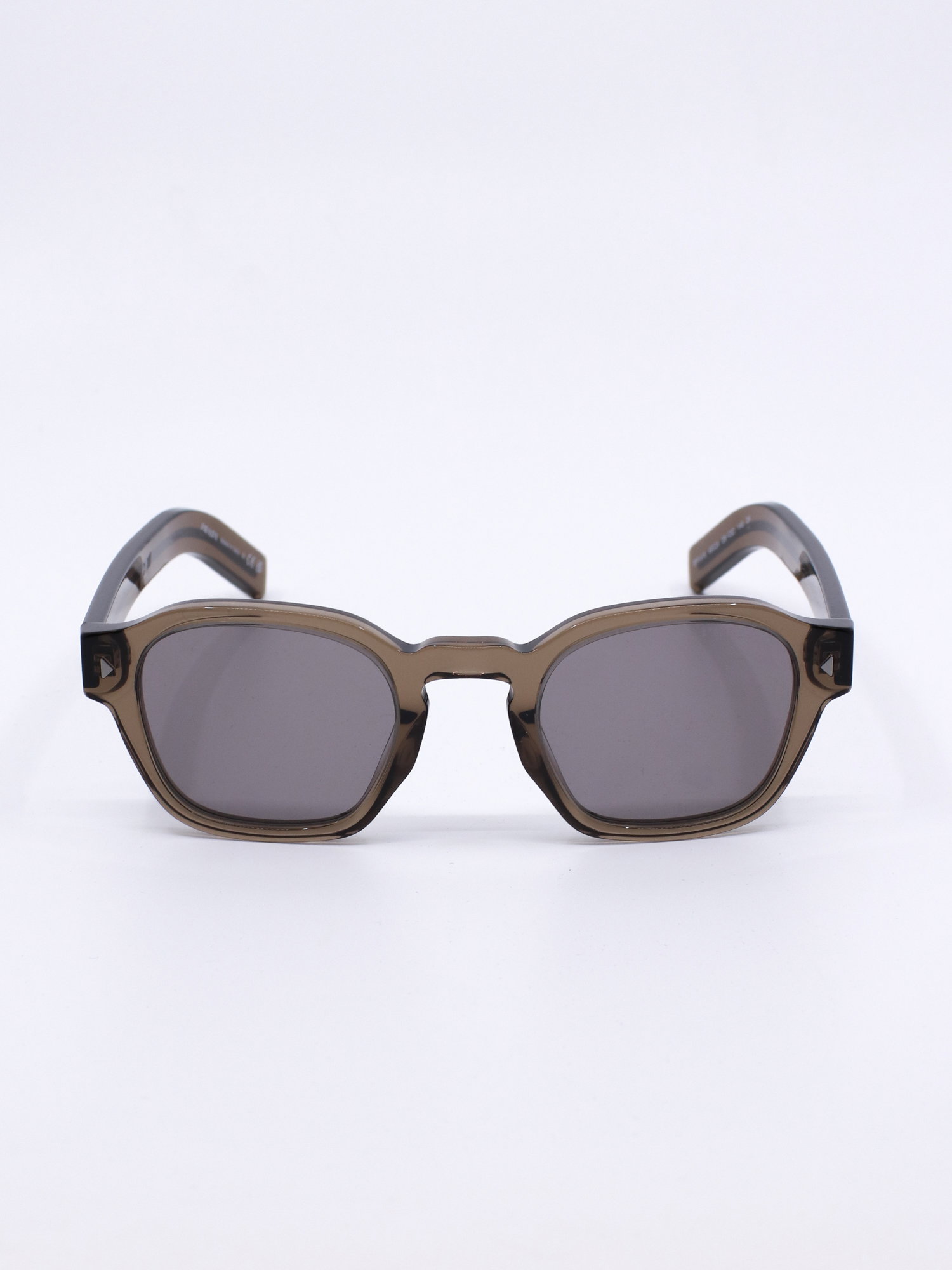 Solbrille med rund fasong, brun transparent ramme og grå solbrilleglass