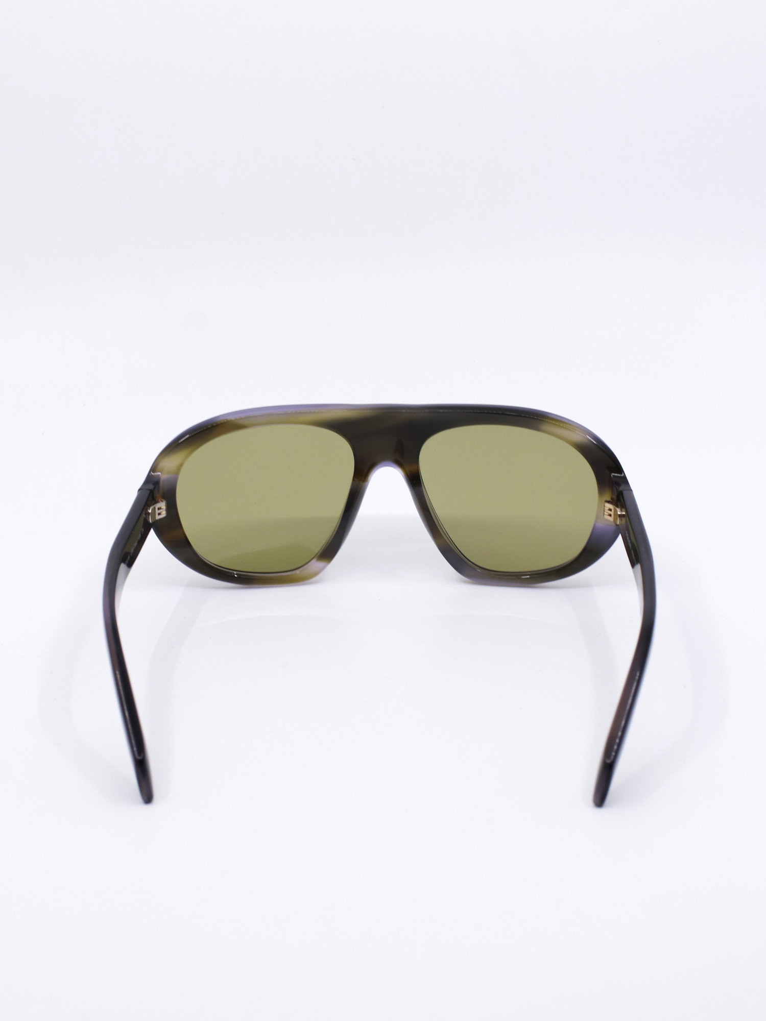 Pilotsolbrille med grønne glass og kraftig ramme