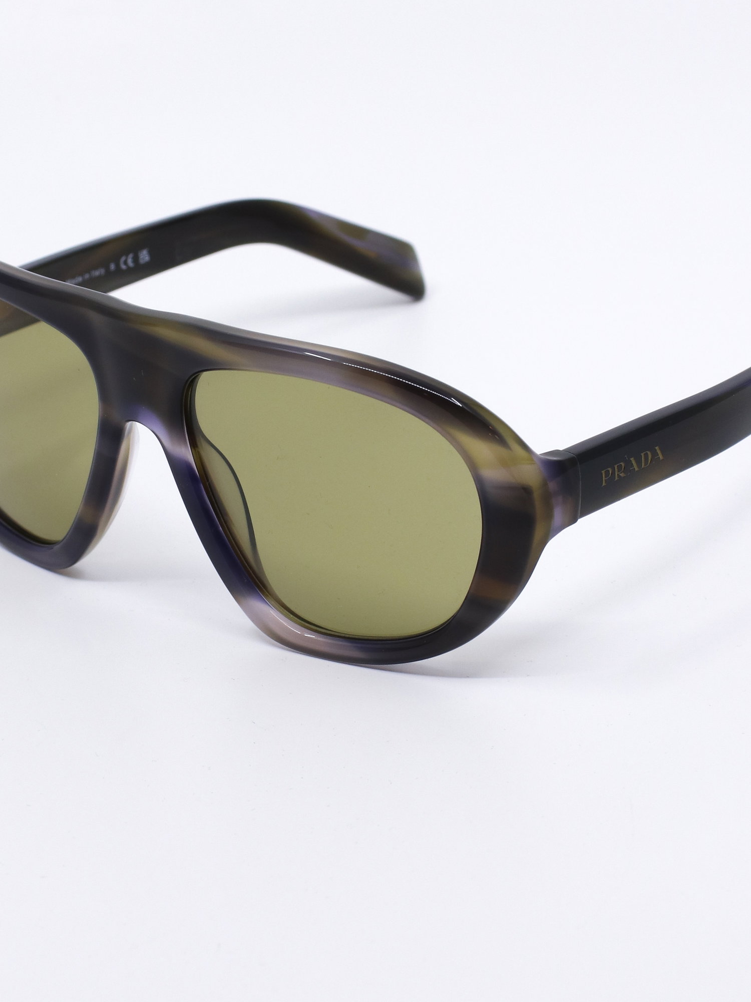 Pilotsolbrille med grønne glass og kraftig ramme