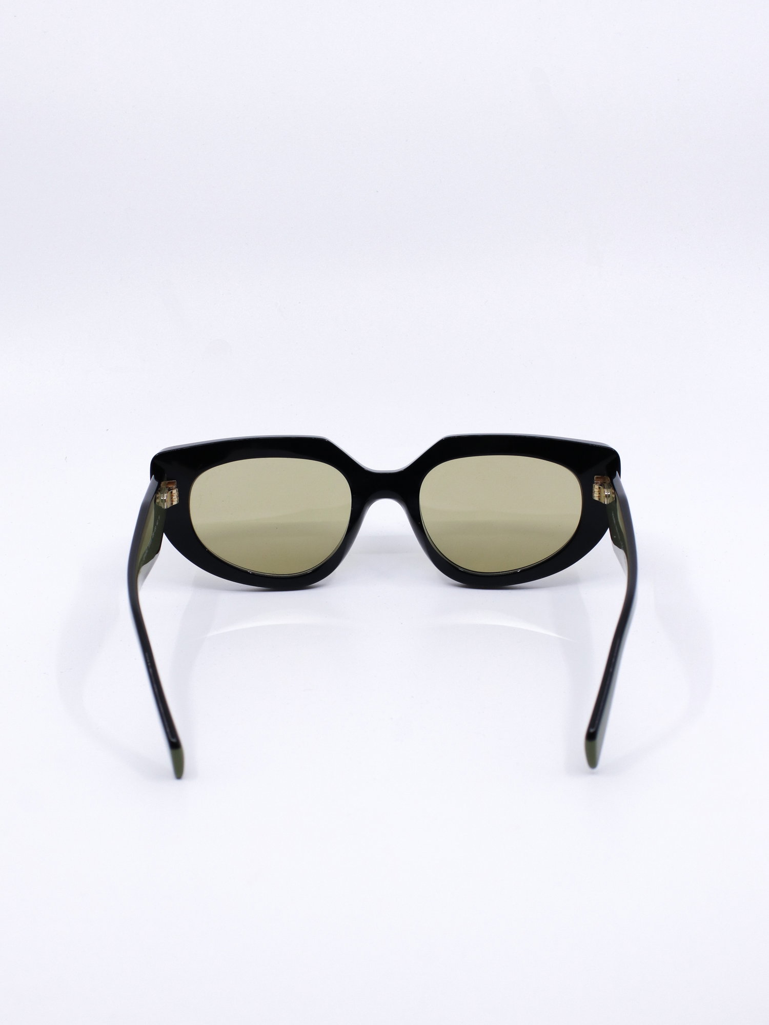 Solbrille med cateye fasong og kraftig svart ramme og gule glass