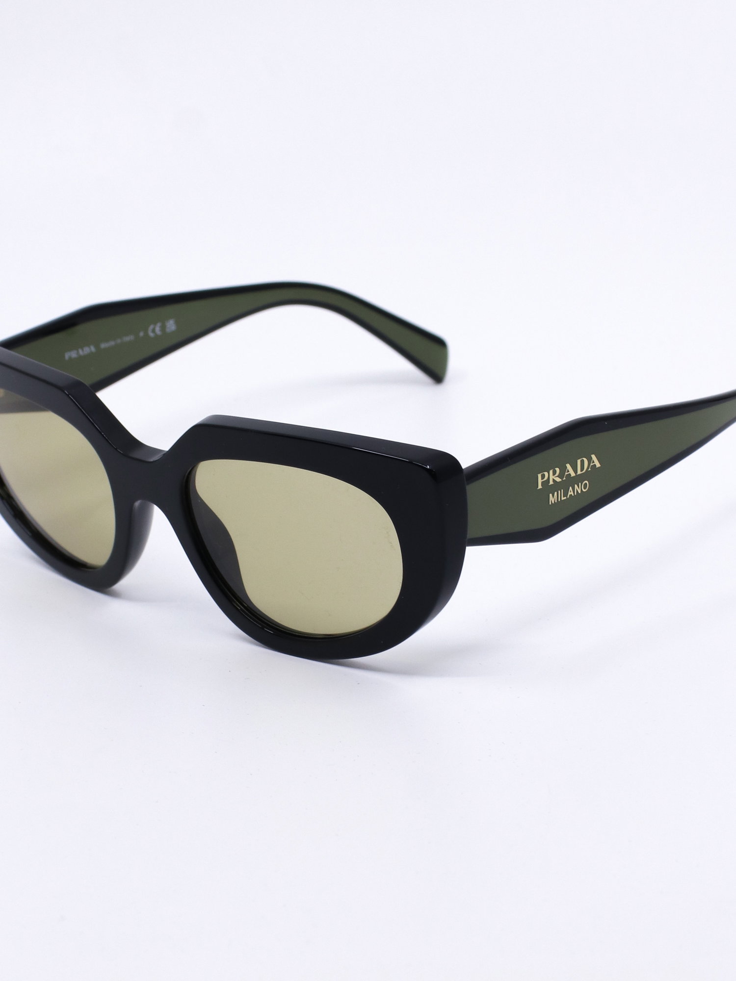 Solbrille med cateye fasong og kraftig svart ramme og gule glass