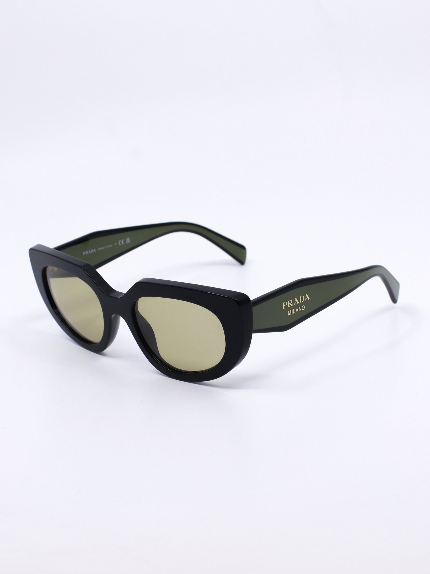 Solbrille med cateye fasong og kraftig svart ramme og gule glass
