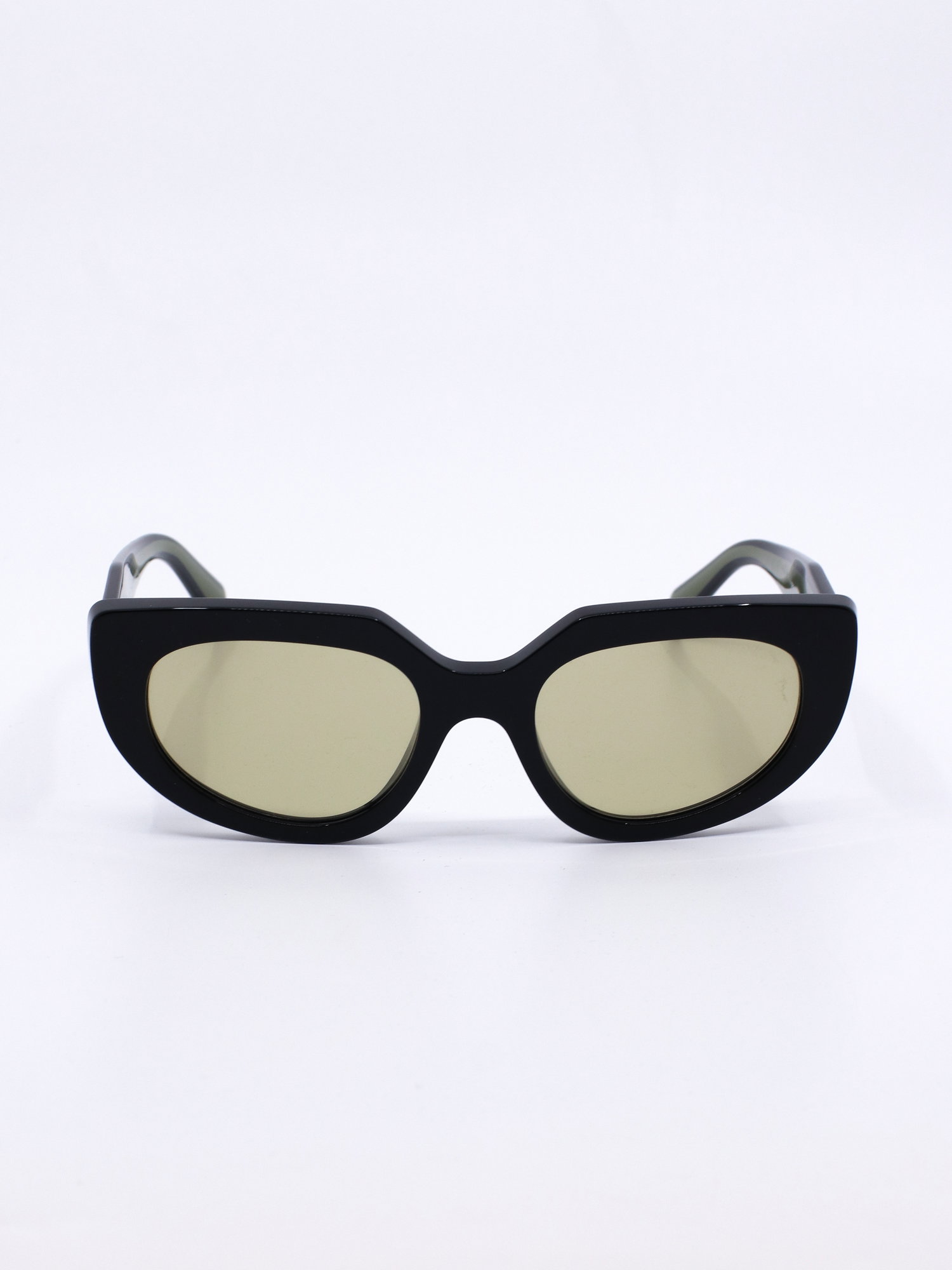 Solbrille med cateye fasong og kraftig svart ramme og gule glass