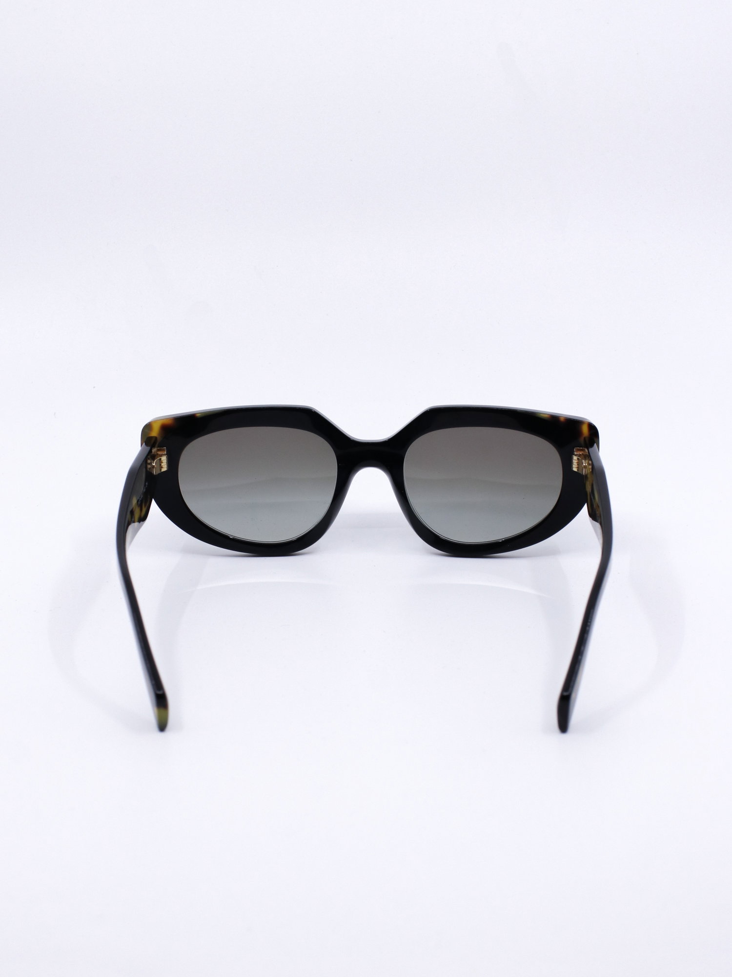 Solbrille med cateyefasong og graderte grå glass