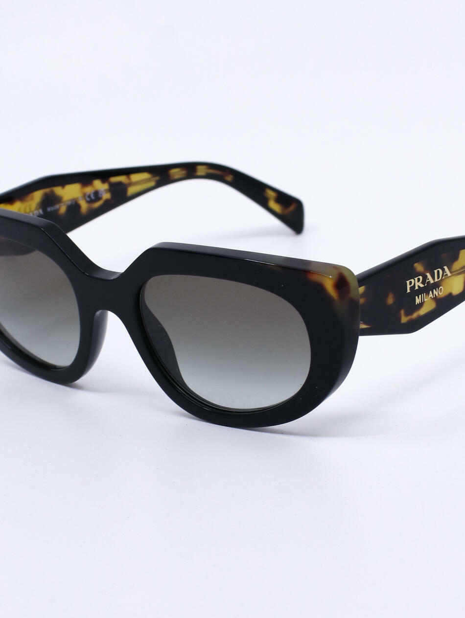 Solbrille med cateyefasong og graderte grå glass