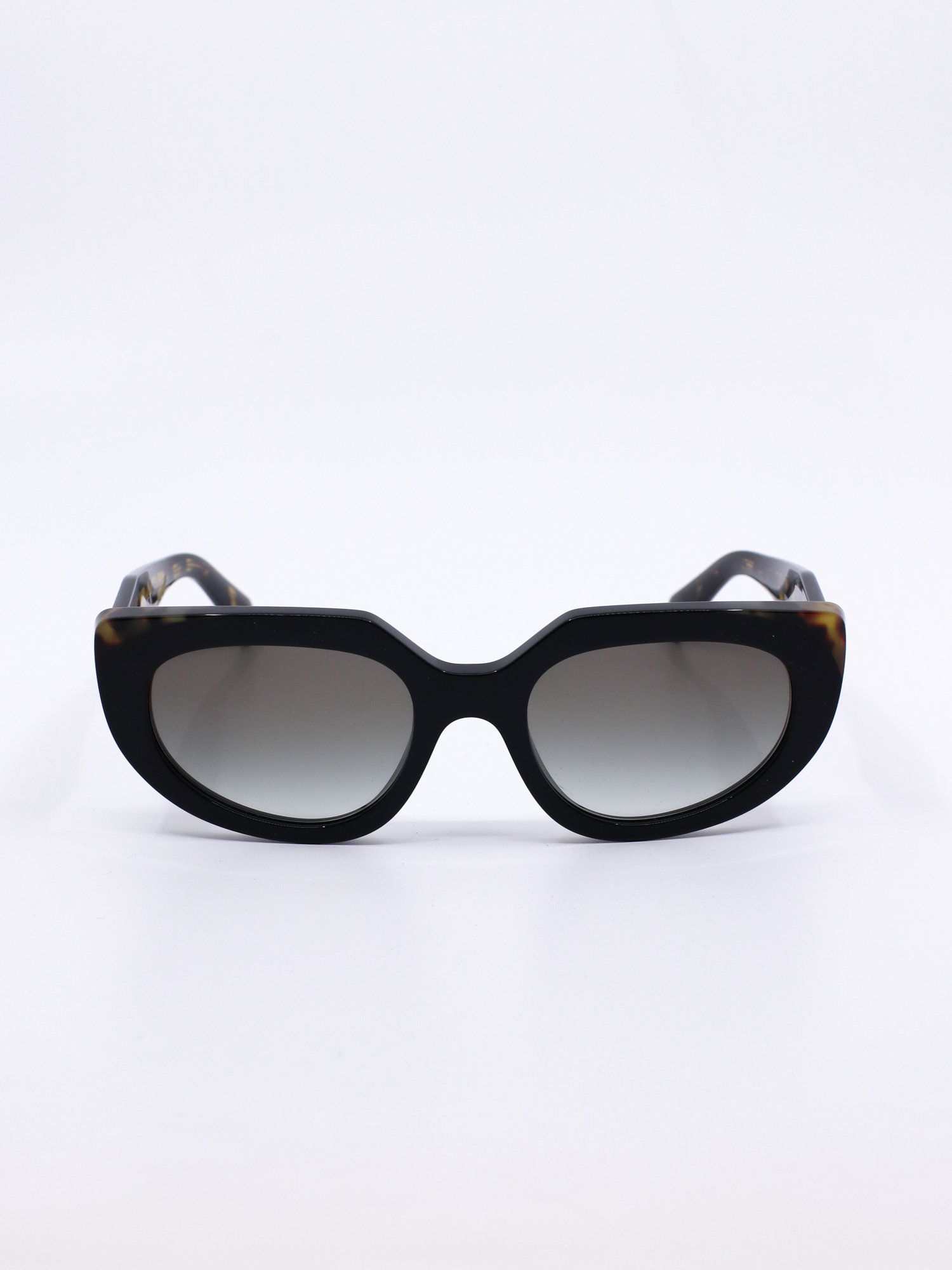 Solbrille med cateyefasong og graderte grå glass