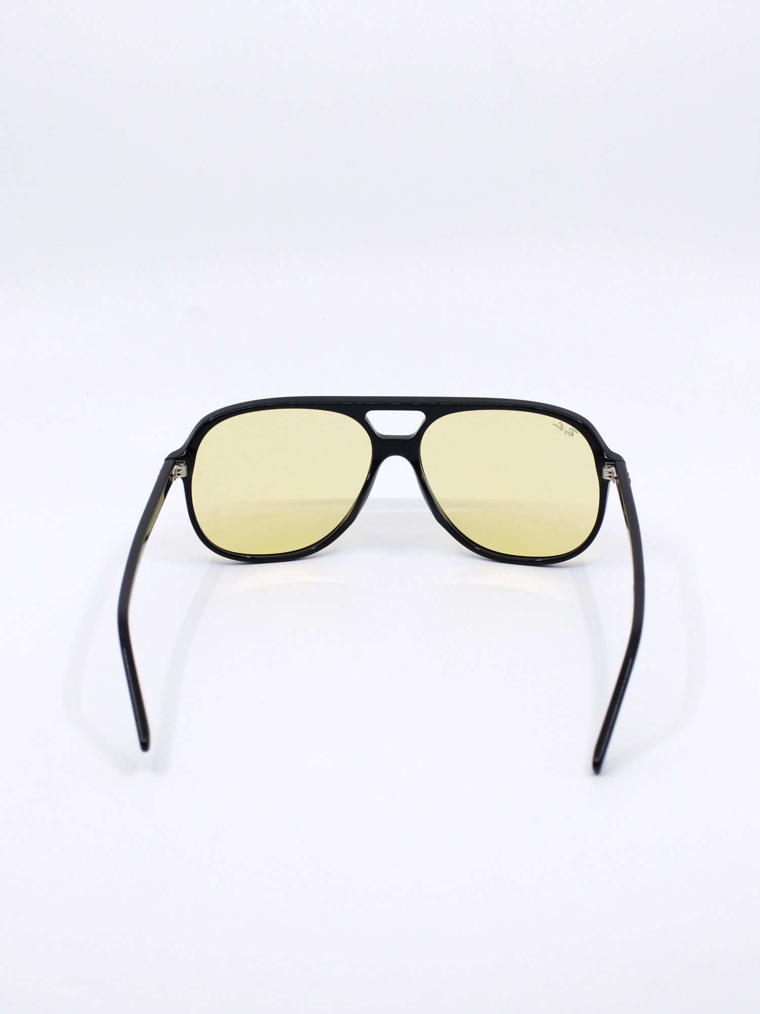 Pilotsolbrille med svart ramme og gule glass