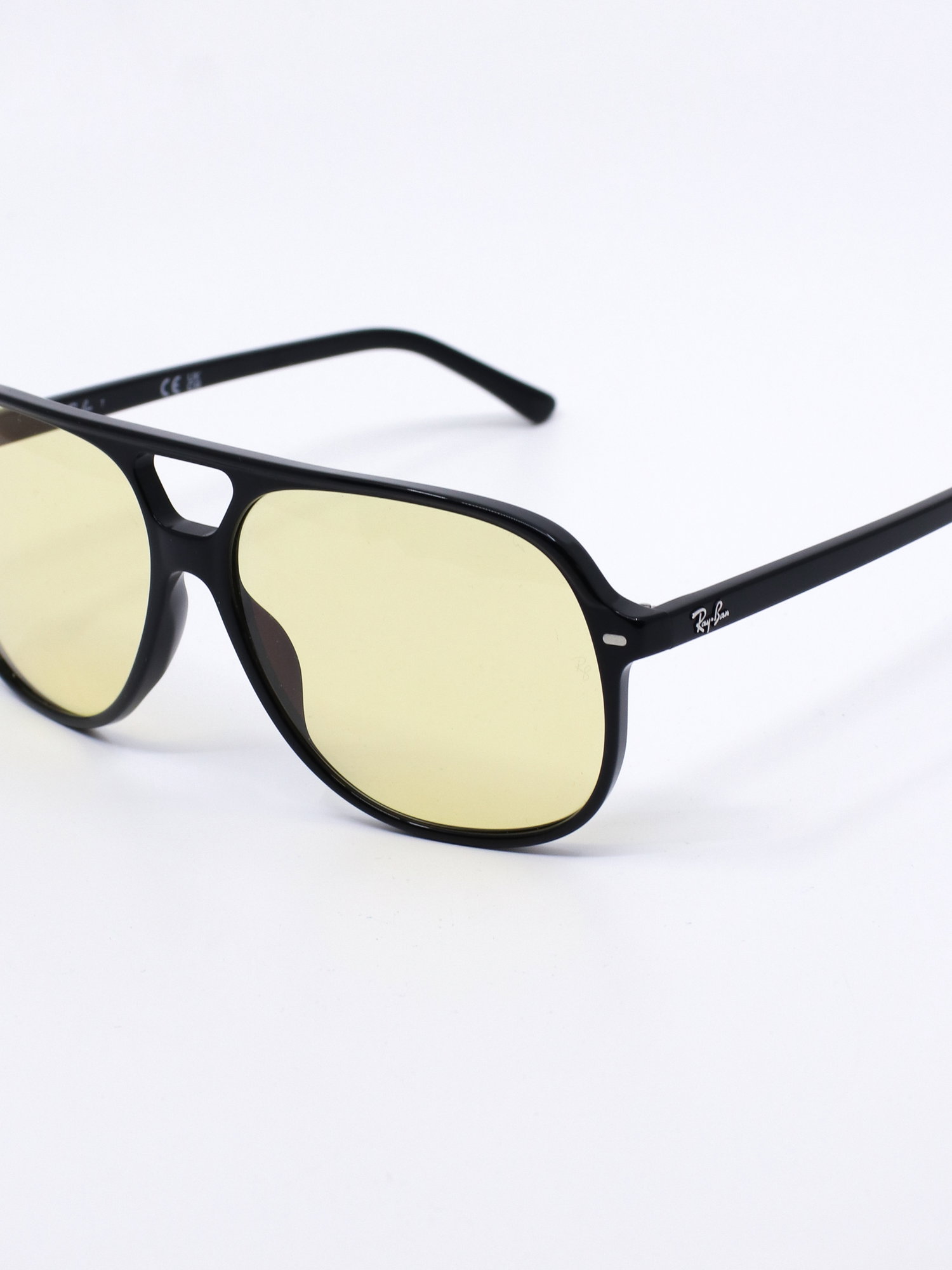 Pilotsolbrille med svart ramme og gule glass