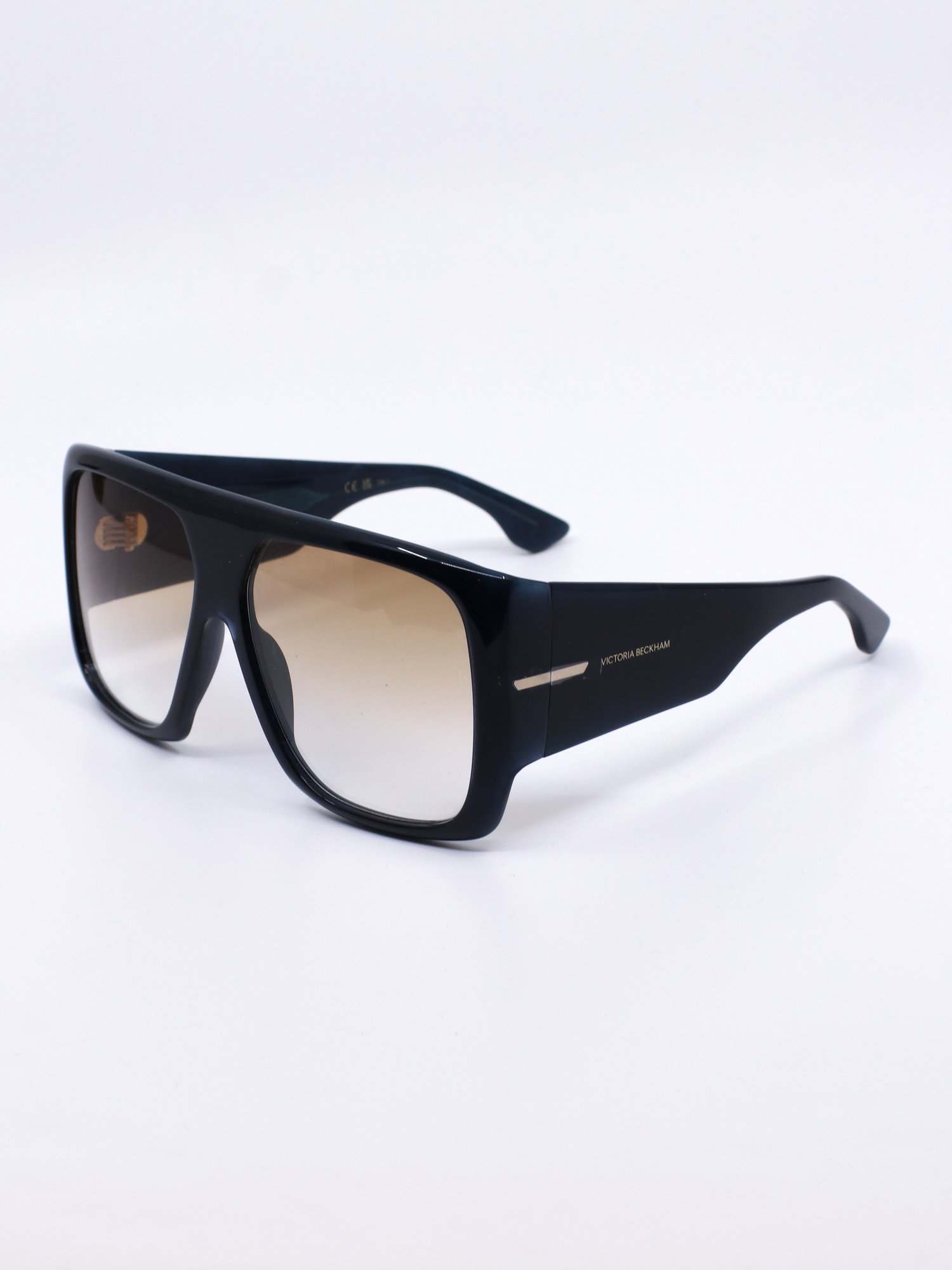 Solbrille med oversized fasong, kraftig svart ramme og brune, graderte glass