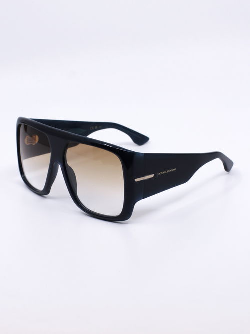 Solbrille med oversized fasong, kraftig svart ramme og brune, graderte glass