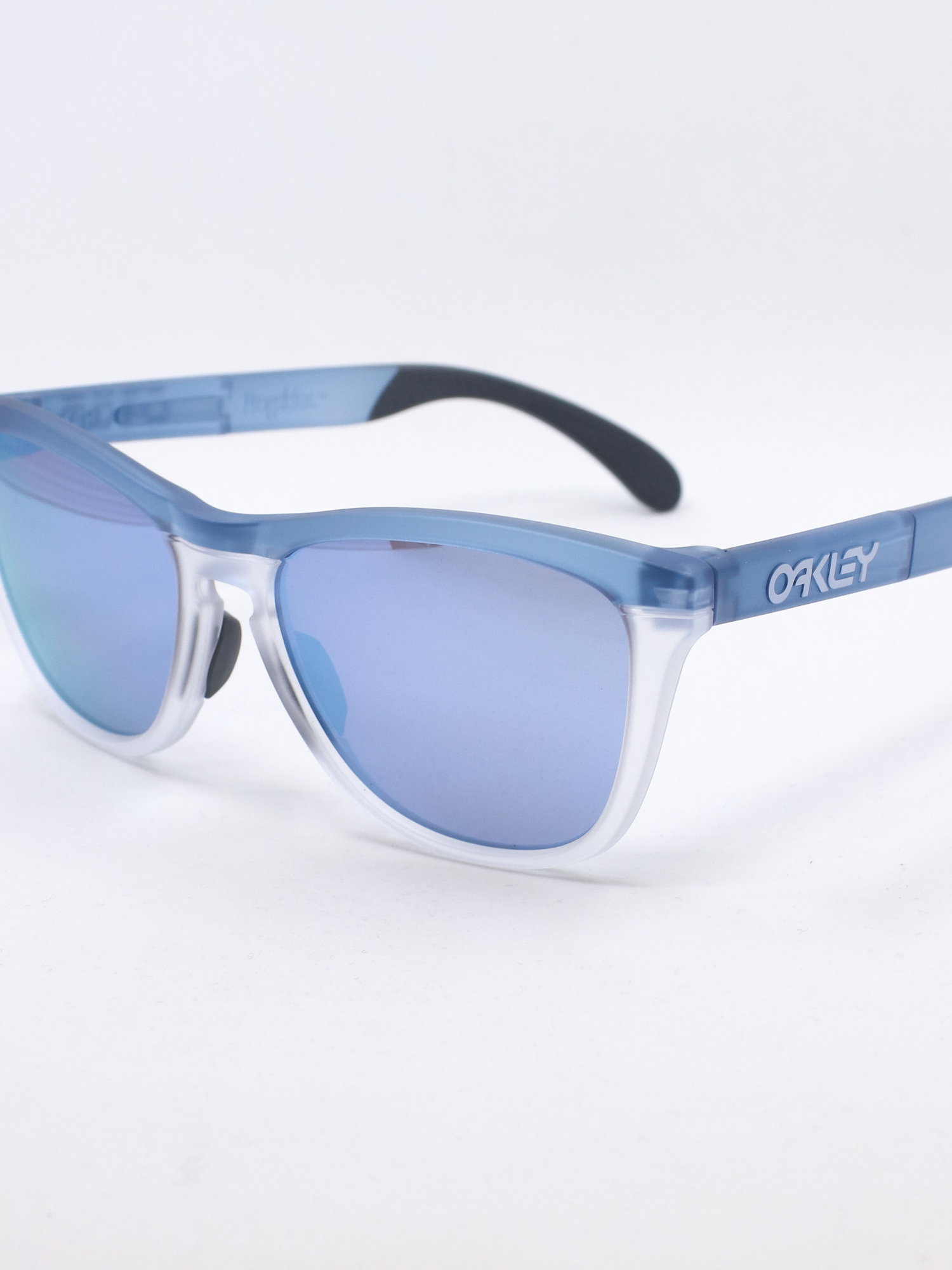 Solbrille med rektangulær fasong og blå ramme og glass