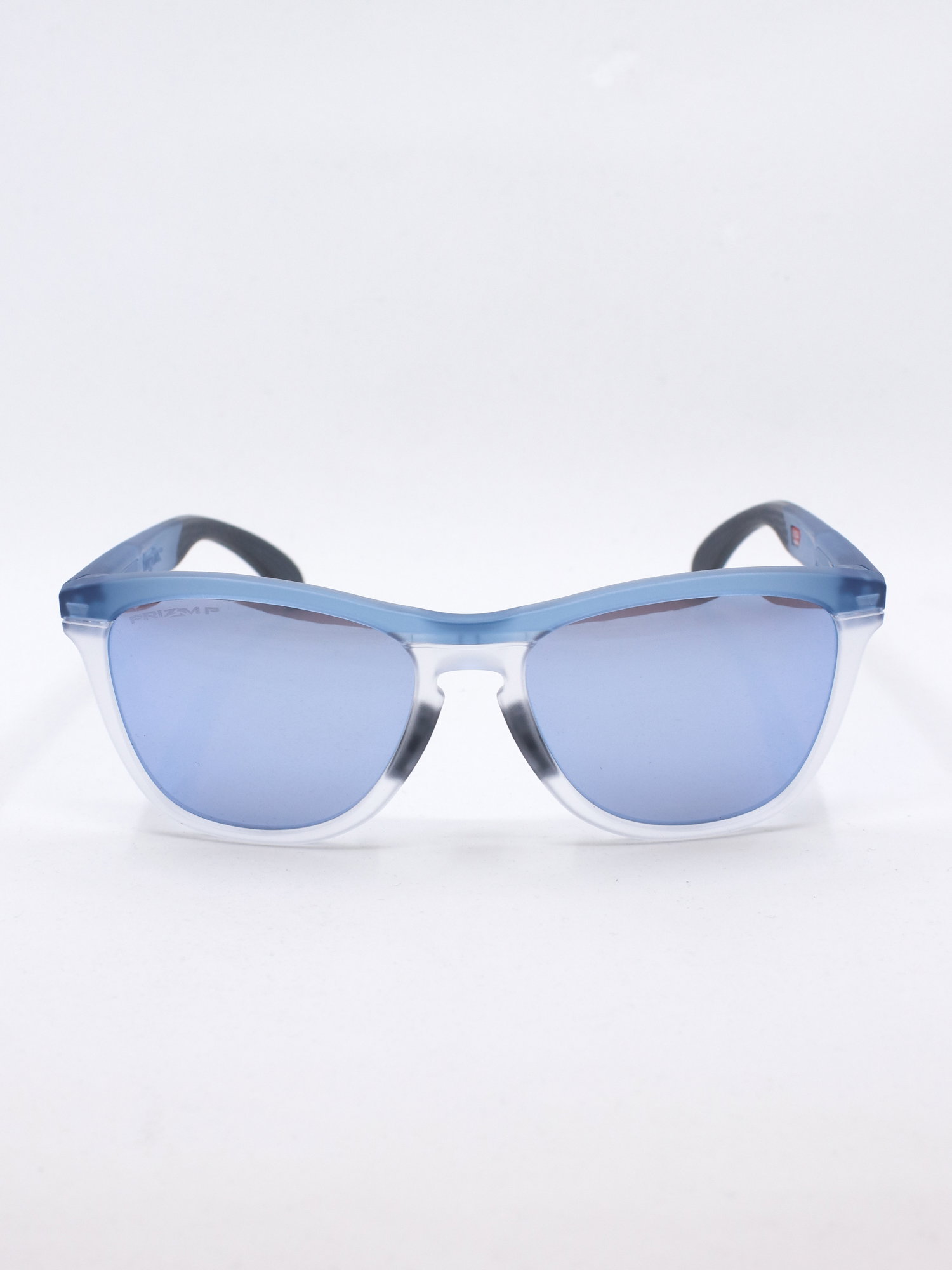 Solbrille med rektangulær fasong og blå ramme og glass