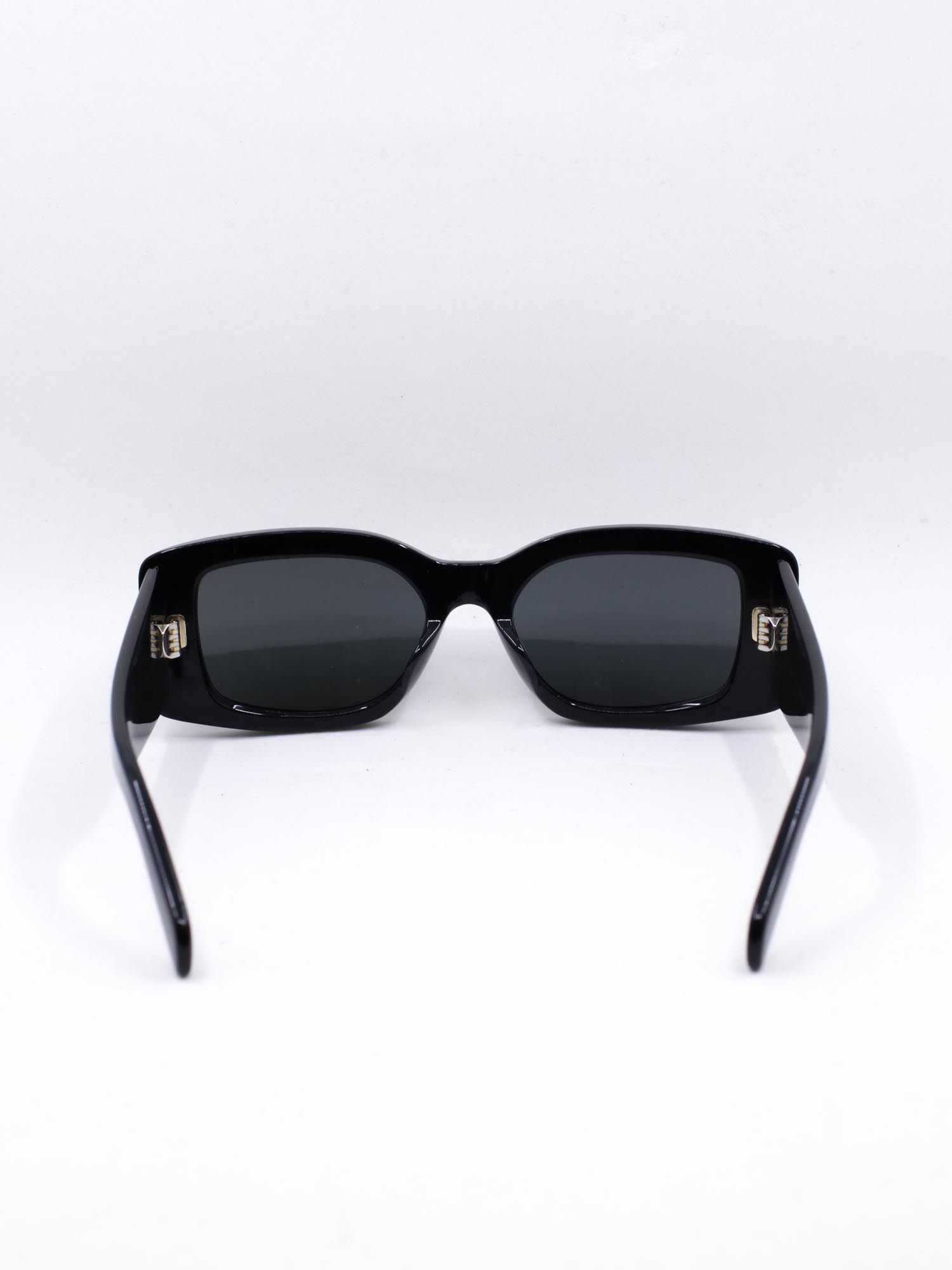 Solbrille i svart farge