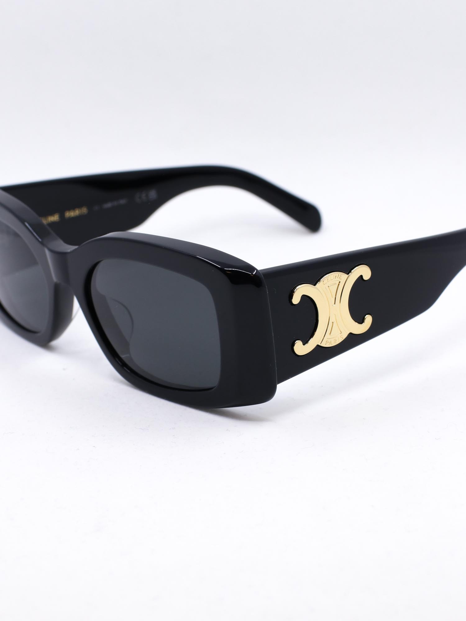 Solbrille i svart farge