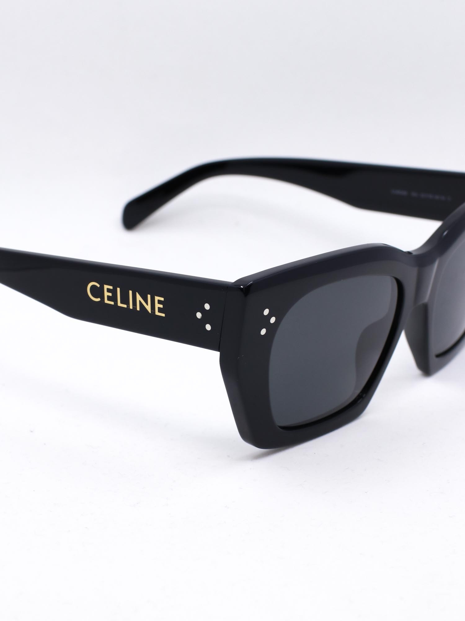 Solbrille i svart farge
