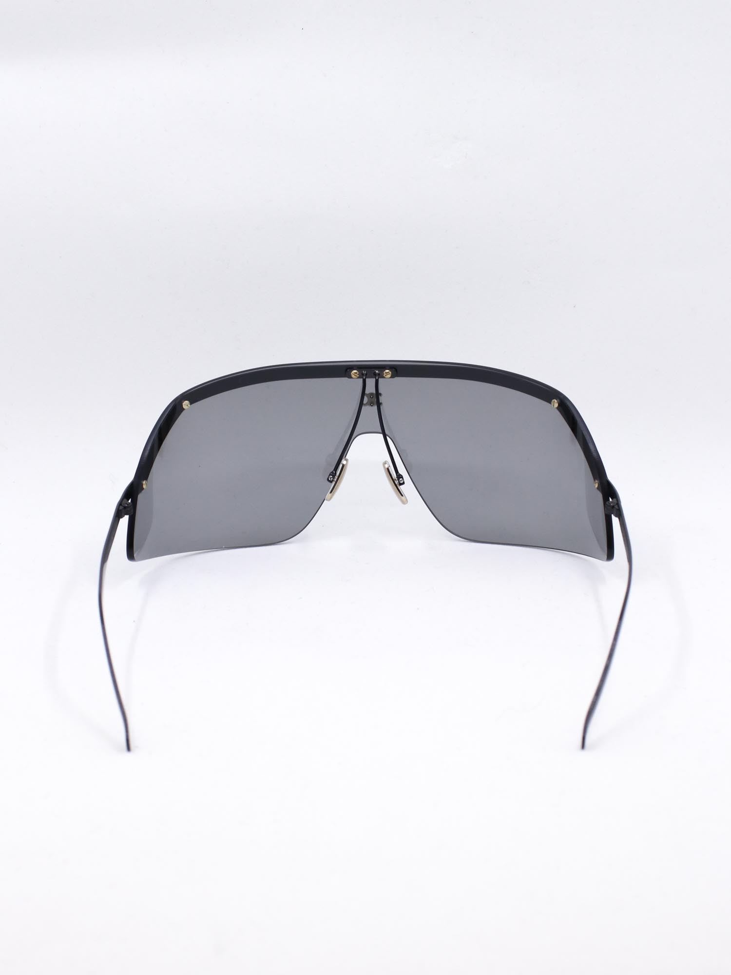 Solbrille med sort heldekkende glass og nette brillestenger