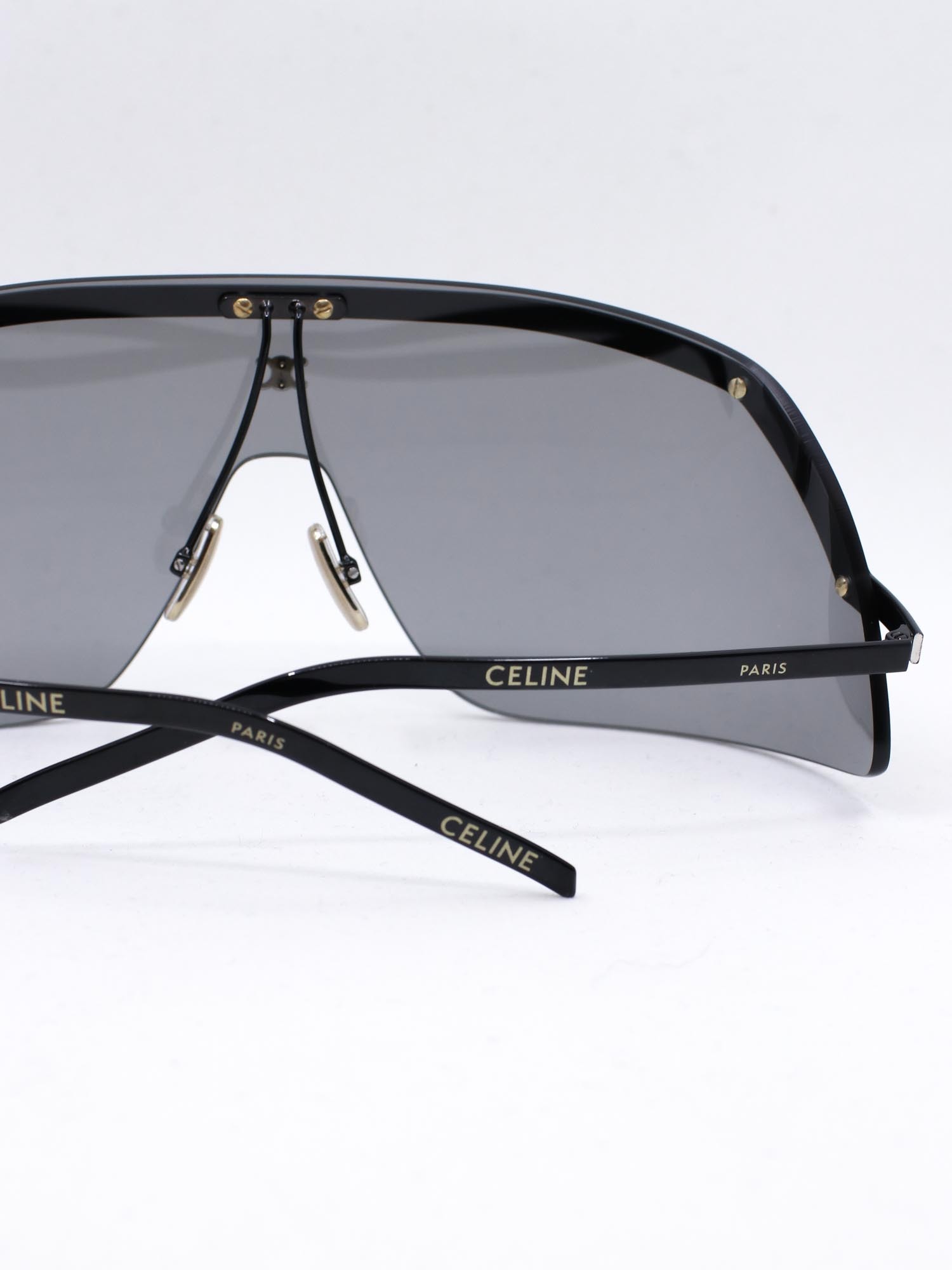 Solbrille med sort heldekkende glass og nette brillestenger