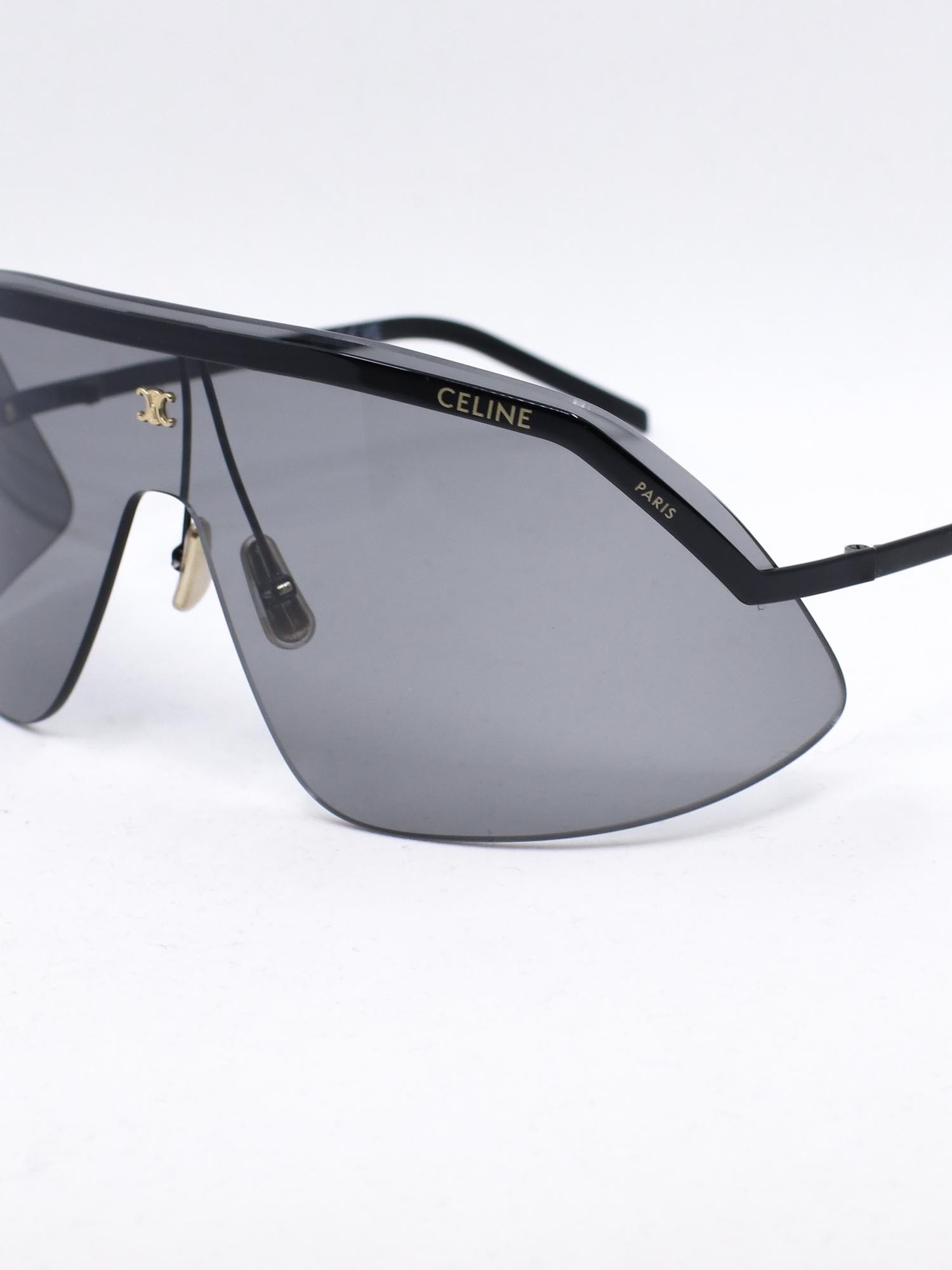 Solbrille med sort heldekkende glass og nette brillestenger