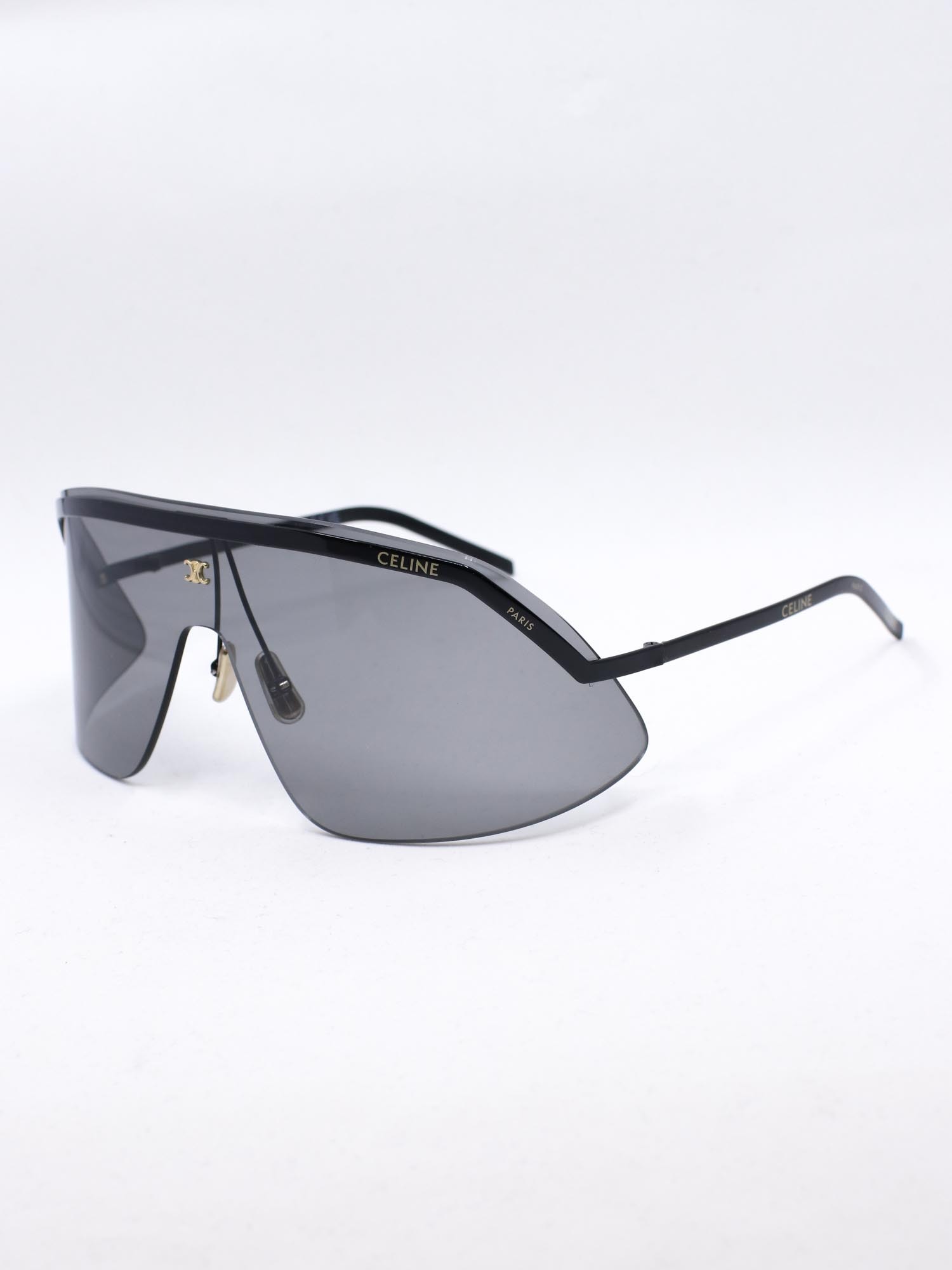 Solbrille med sort heldekkende glass og nette brillestenger