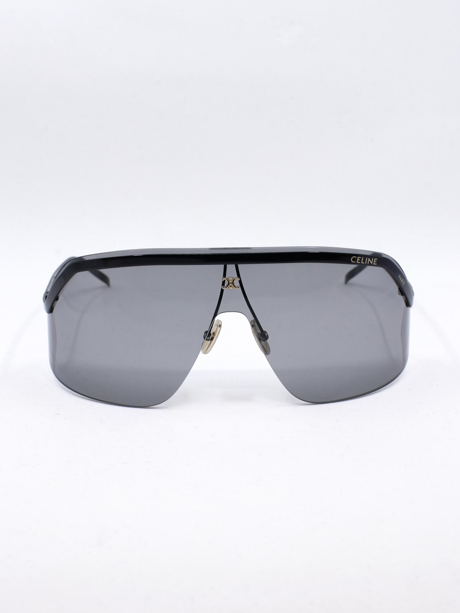 Solbrille med sort heldekkende glass og nette brillestenger