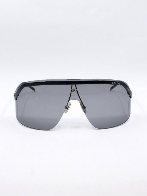 Solbrille med sort heldekkende glass og nette brillestenger
