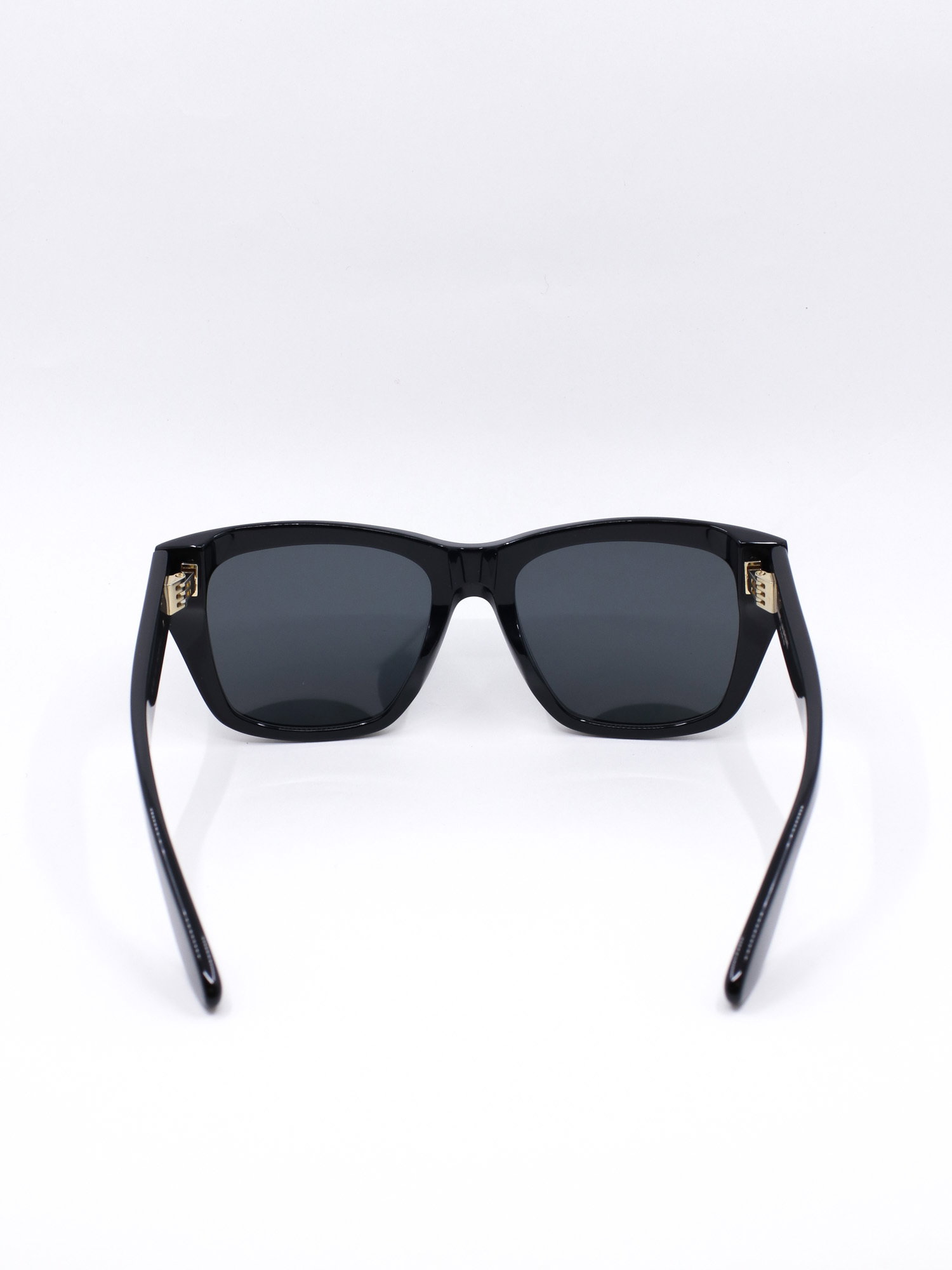 Solbrille med markant ramme og cateye fasong