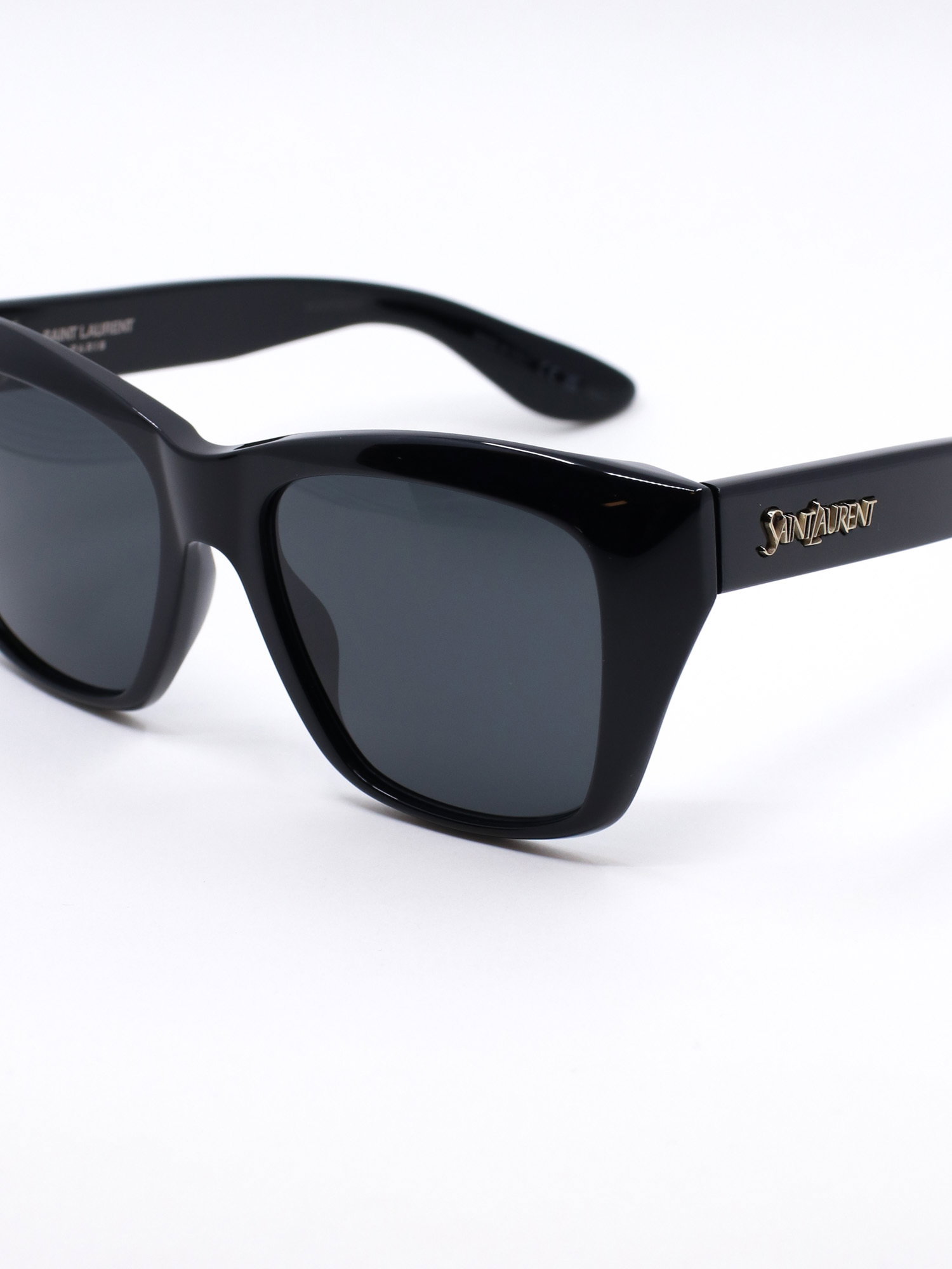Solbrille med markant ramme og cateye fasong