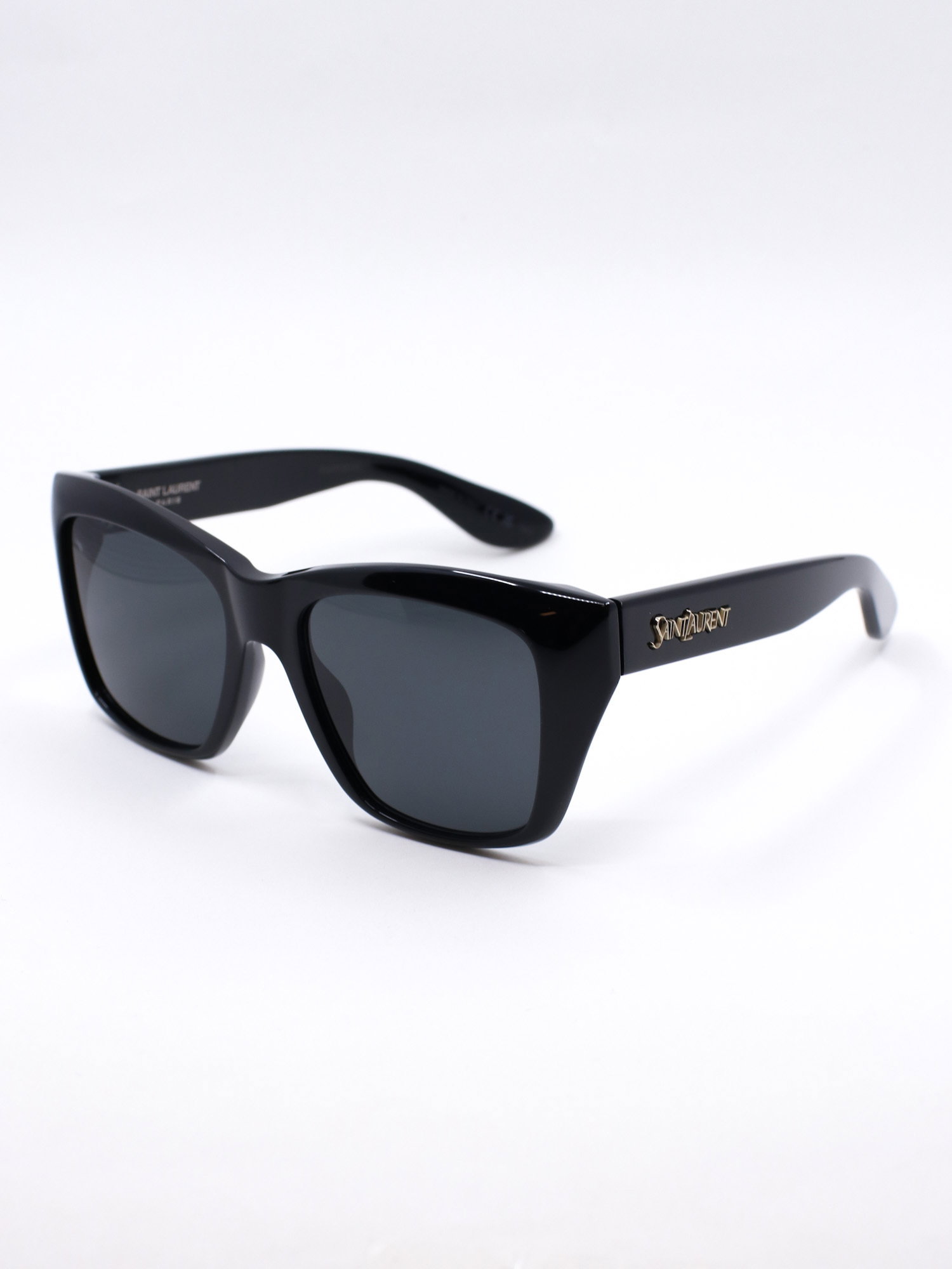 Solbrille med markant ramme og cateye fasong