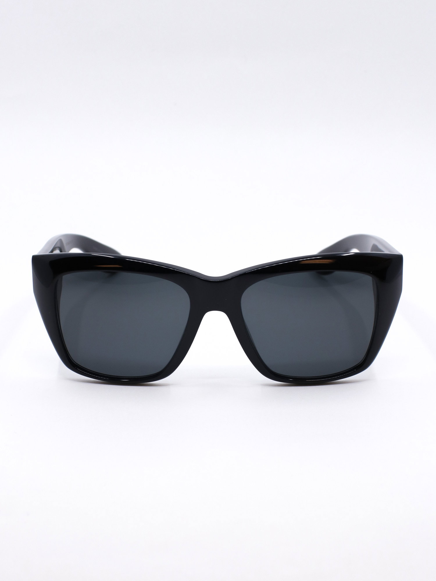 Solbrille med markant ramme og cateye fasong