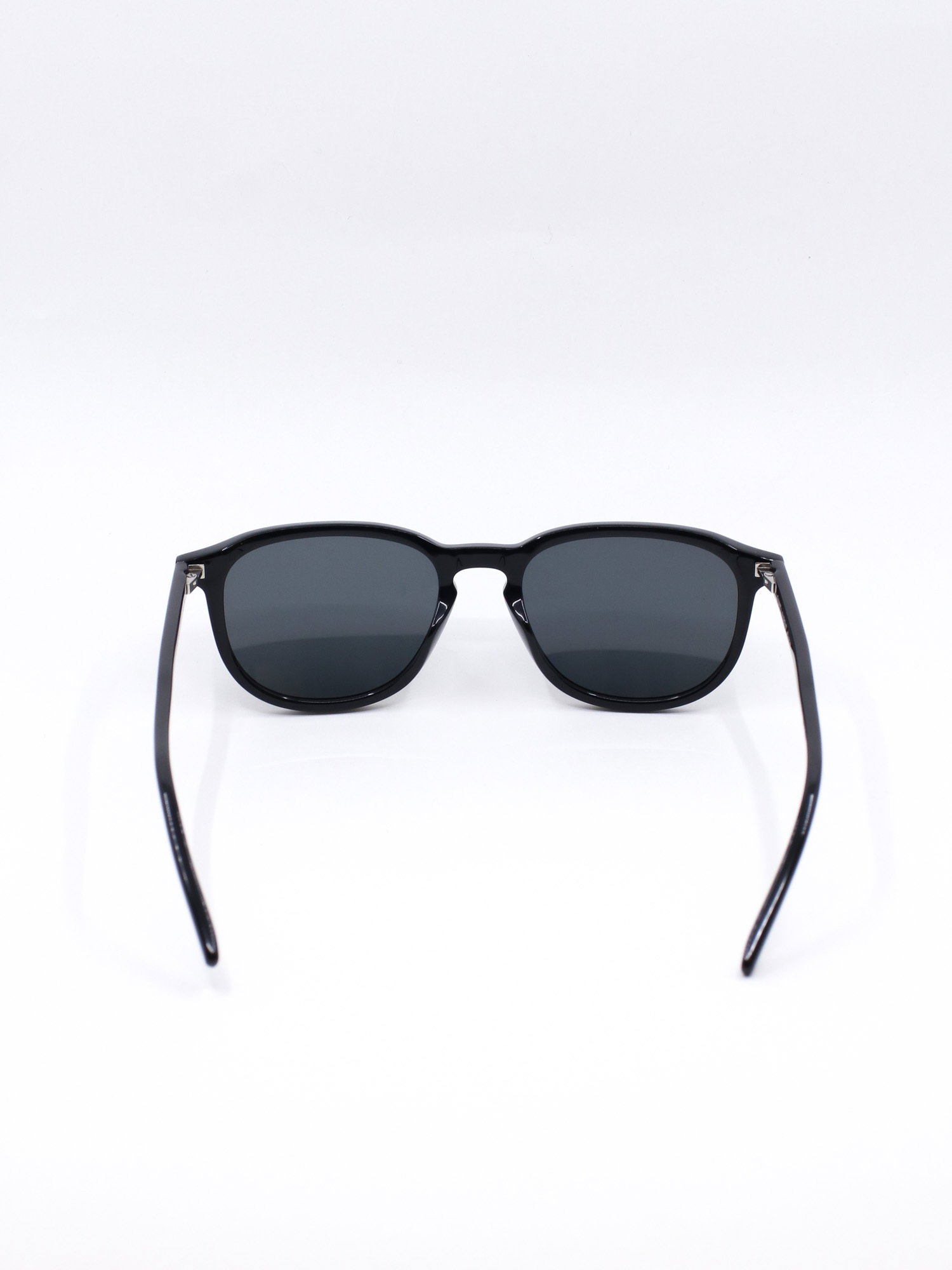 Solbrille i svart med en rund fasong