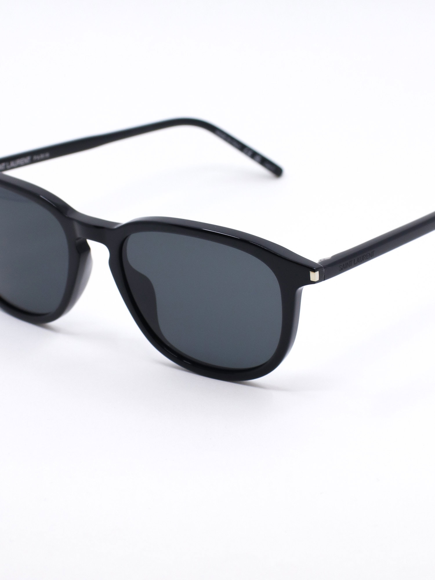 Solbrille i svart med en rund fasong