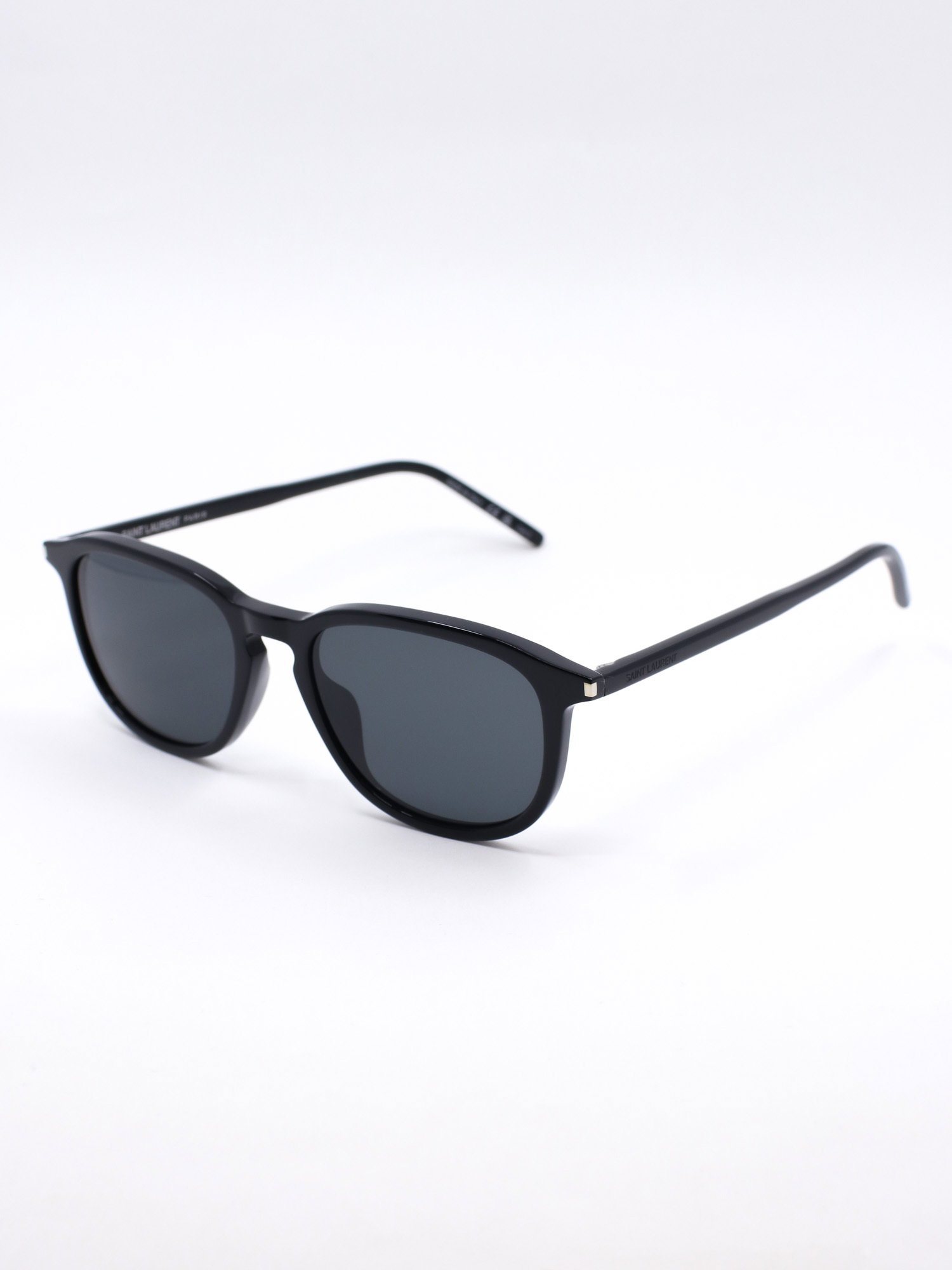 Solbrille i svart med en rund fasong